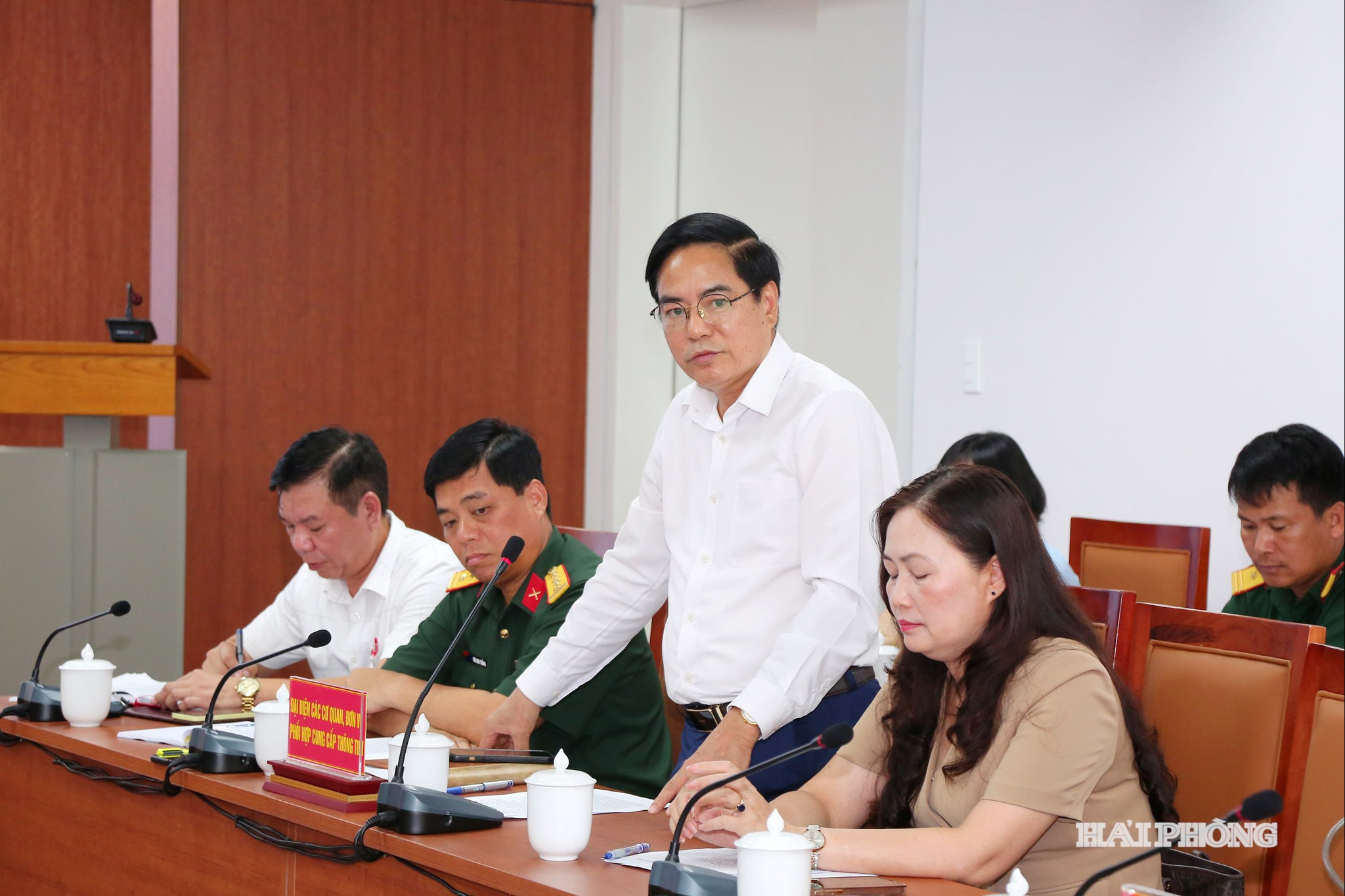 Đại diện lãnh đạo Sở Y tế báo cáo tình hình khám chữa bệnh cho nhân dân