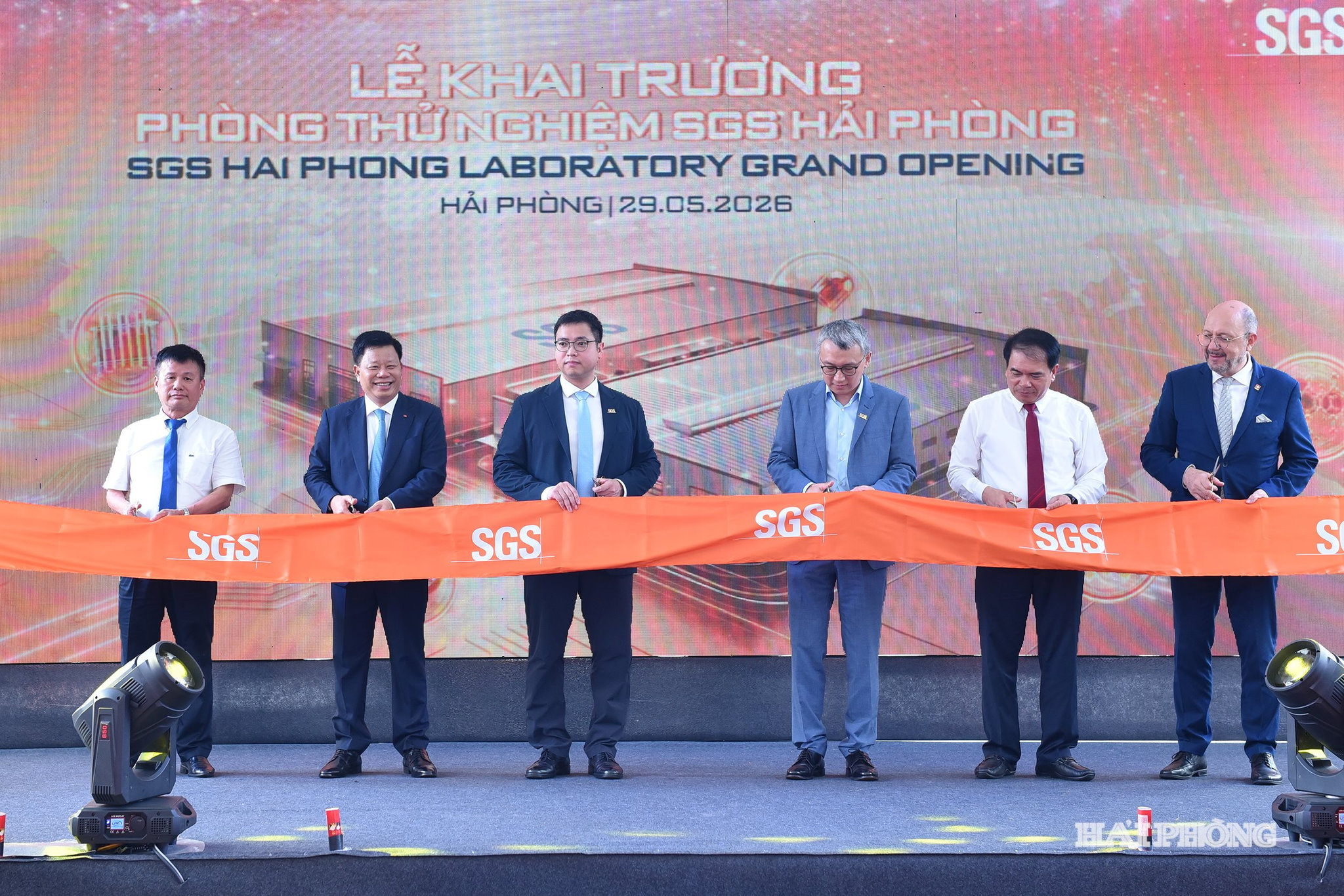 Đồng chí Lê Trung Kiên, Ủy viên Ban Thường vụ Thành ủy, Phó Chủ tịch UBND thành phố cùng các đại biểu thực hiện nghi thức khai trương Phòng thử nghiệm SGS Hải Phòng.