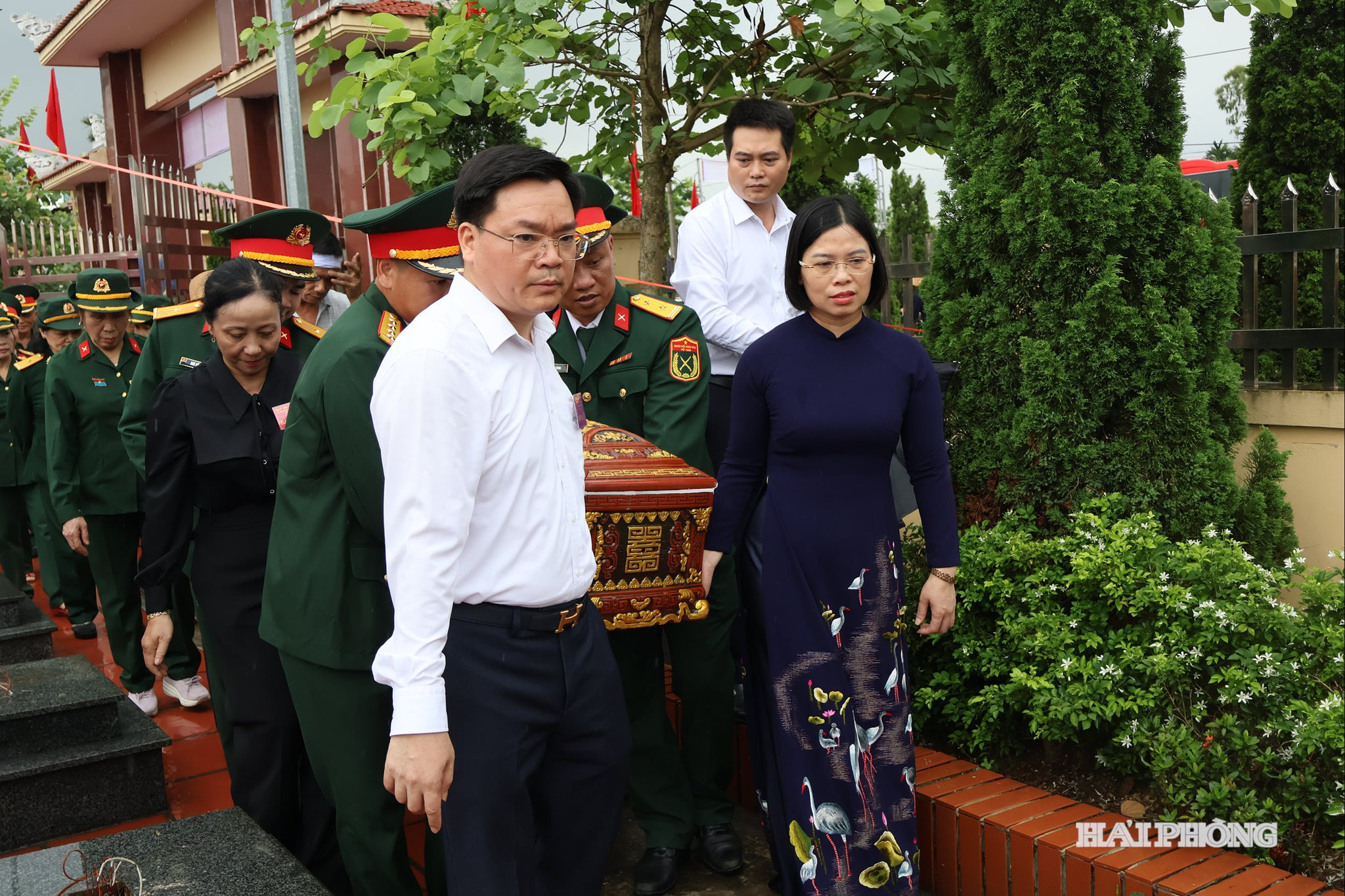 Hài cốt liệt sĩ Nguyễn Văn Toàn được đưa về an táng tại nghĩa trang liệt sĩ Thanh Lang, xã Hà Nam.