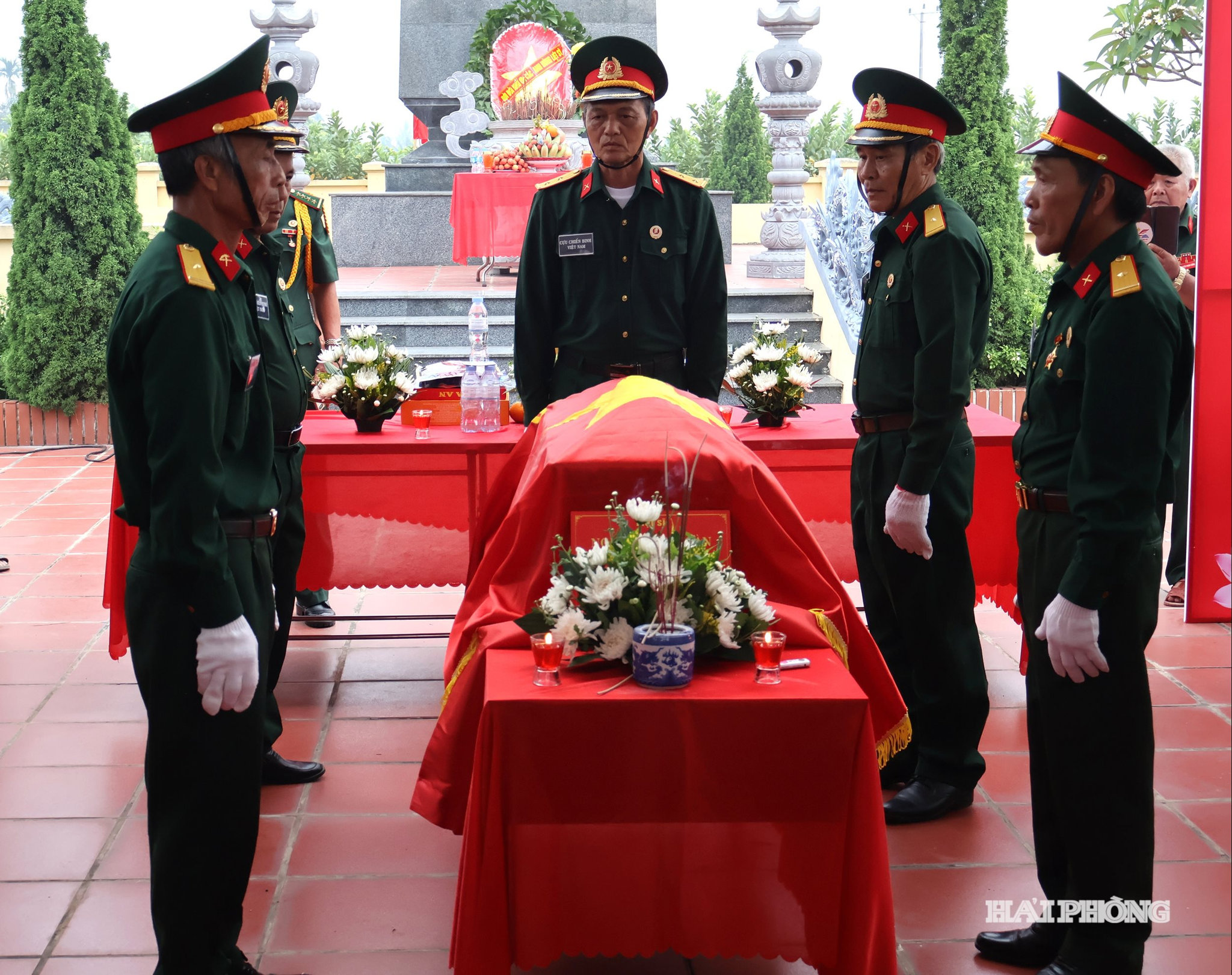 Lễ truy điệu và an táng hài cốt liệt sĩ Nguyễn Văn Toàn được chính quyền địa phương xã Hà Nam tổ chức trang trọng.