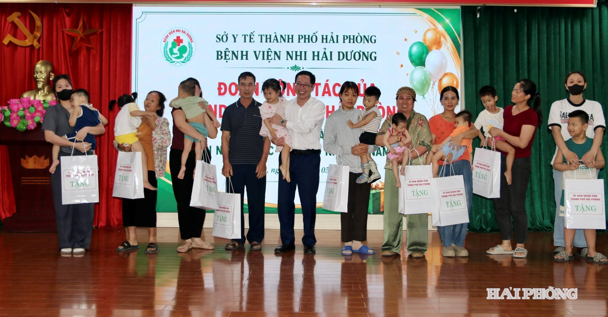 Phó Chủ tịch UBND thành phố Vũ Tiến Phụng tặng quà các bệnh nhi tại Bệnh viện Nhi Hải Dương.