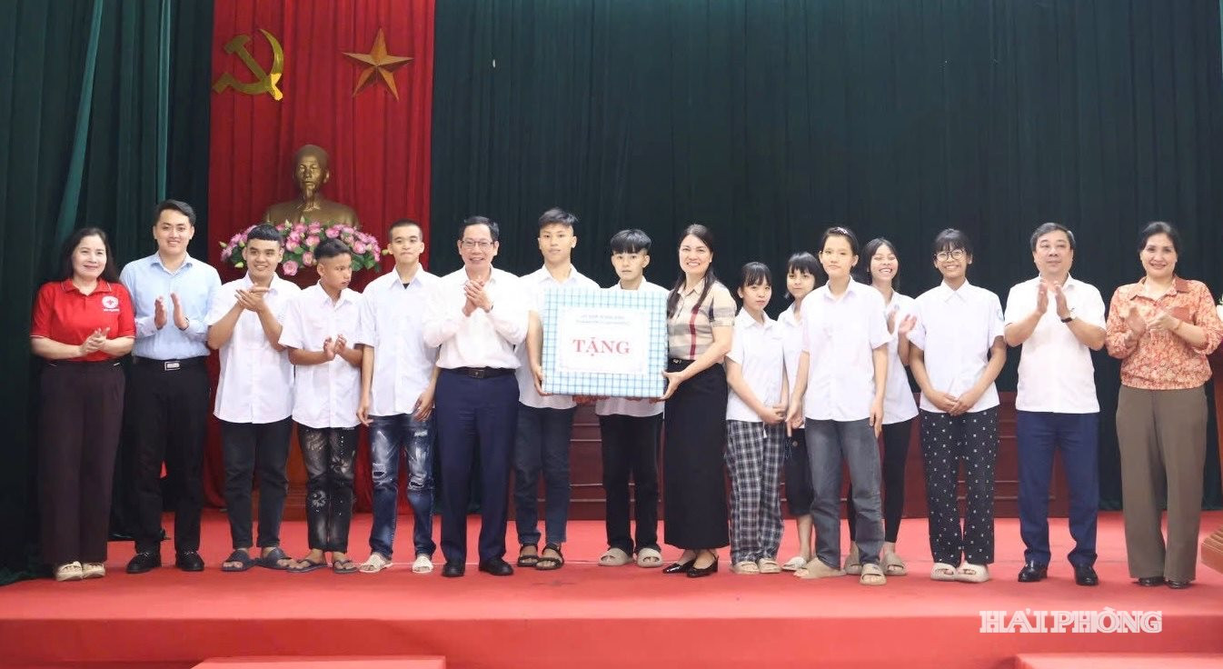 Phó Chủ tịch UBND thành phố Vũ Tiến Phụng tặng quà trẻ em khuyết tật tại Trung tâm Nuôi dưỡng bảo trợ xã hội Hải Dương.