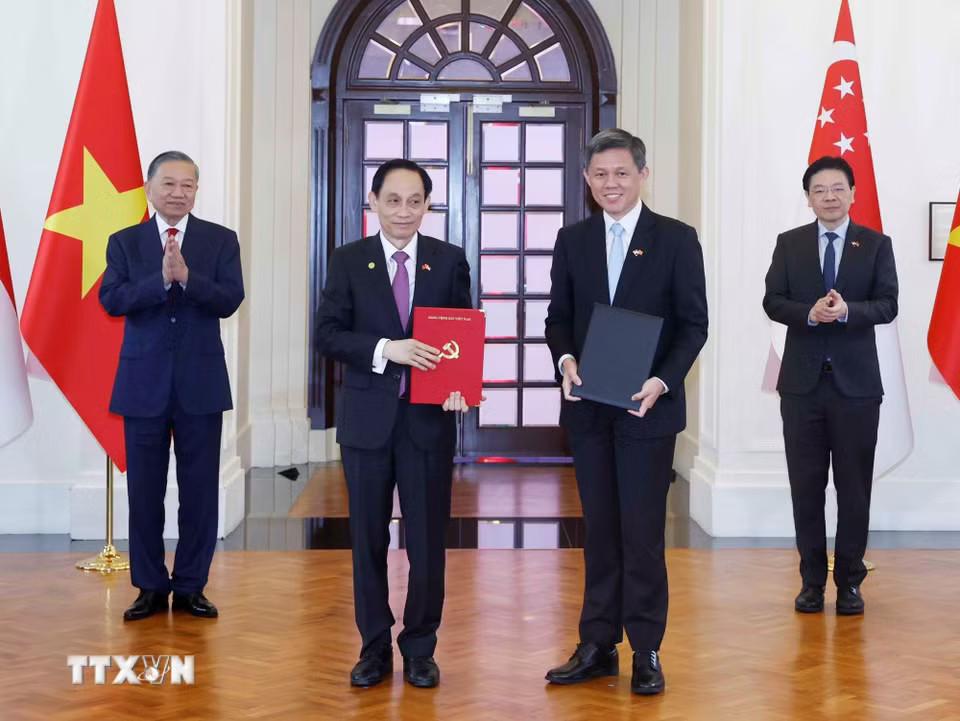 Tổng Bí thư, Chủ tịch nước Tô Lâm và Thủ tướng Singapore Lawrence Wong chứng kiến lễ trao các văn kiện hợp tác giữa hai nước. (Ảnh: Thống Nhất/TTXVN)