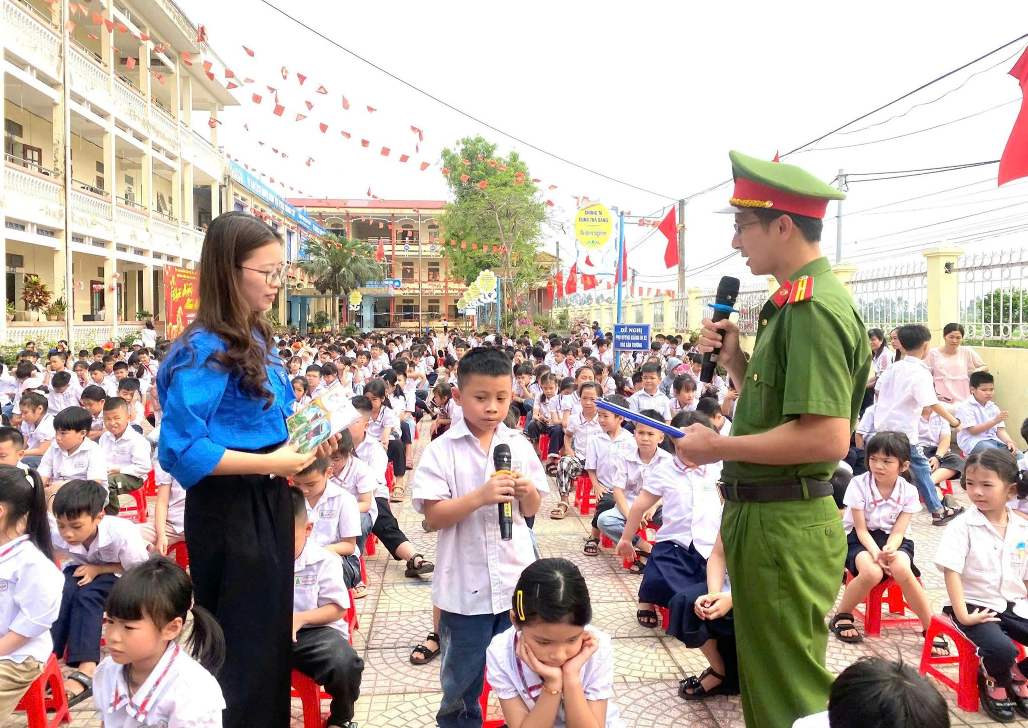 Công an xã Tân Kỳ tuyên truyền phòng, chống tác hại thuốc lá và phổ biến pháp luật cho học sinh