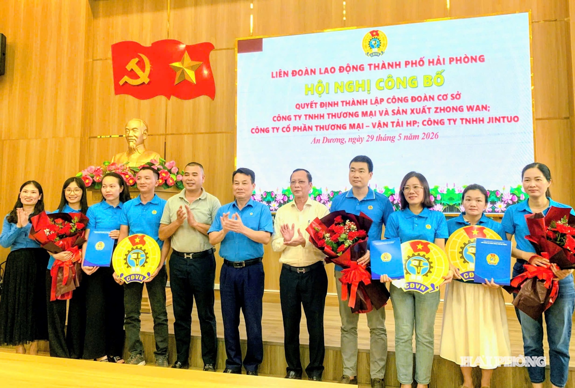 Para pemimpin dari Persekutuan Buruh Bandar, Jawatankuasa Parti Wad An Duong, dan Kesatuan Sekerja Wad An Duong mempersembahkan keputusan dan bunga untuk mengucapkan tahniah kepada kesatuan sekerja akar umbi yang baru ditubuhkan.