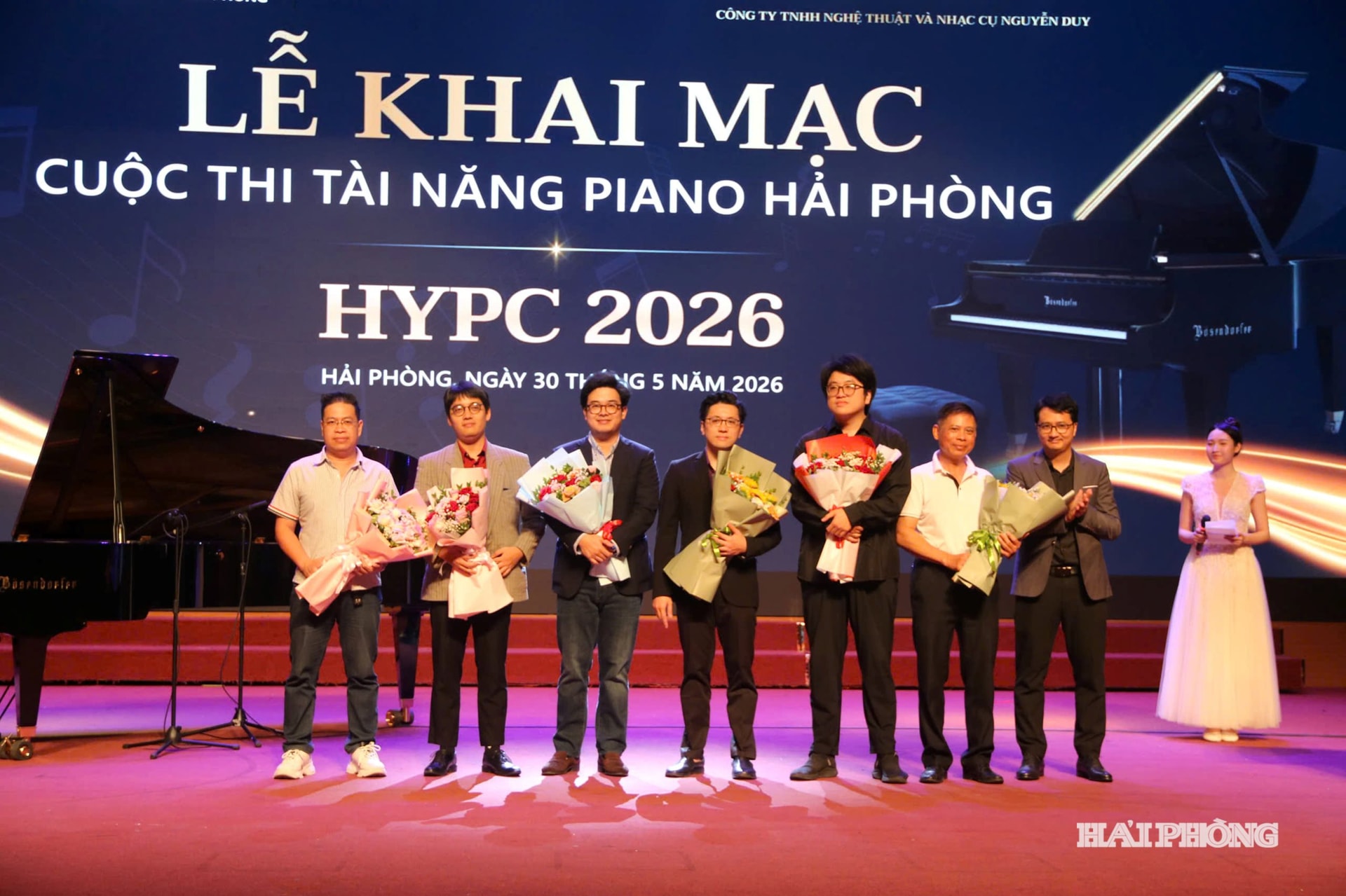 Ban Tổ chức tặng hoa Ban Giám khảo cuộc thi