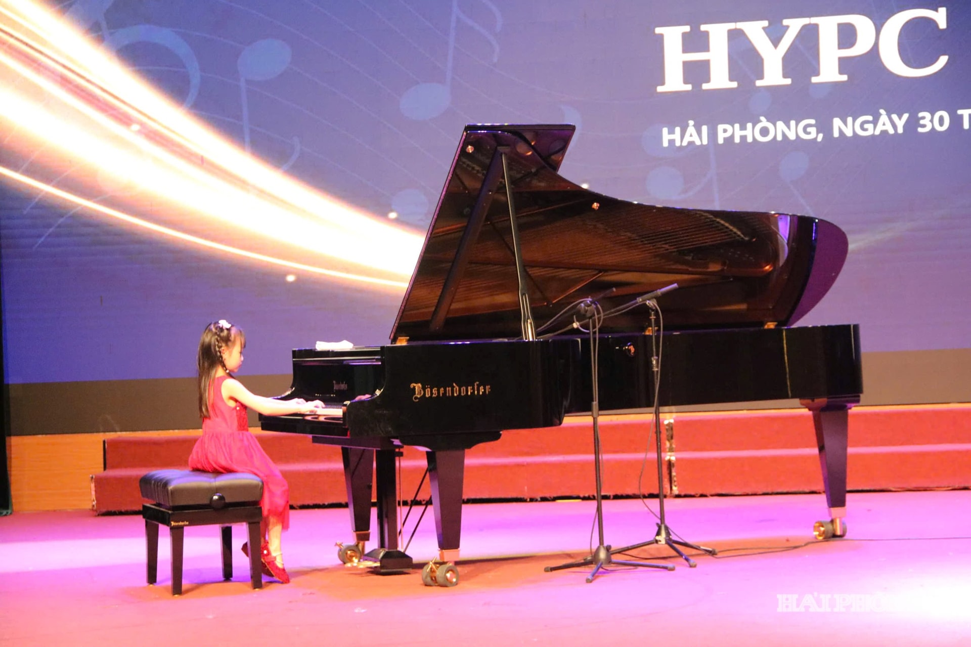 Các thí sinh nhỏ tuổi thể hiện tài năng tại cuộc thi