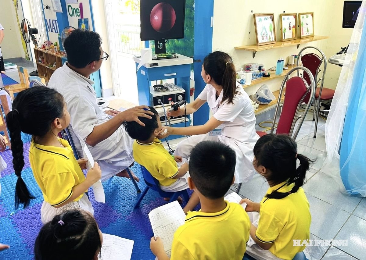 Bác sĩ Bệnh viện Nhi Hải Dương khám tai - mũi - họng cho học sinh Trường Mầm non Liên Hồng.