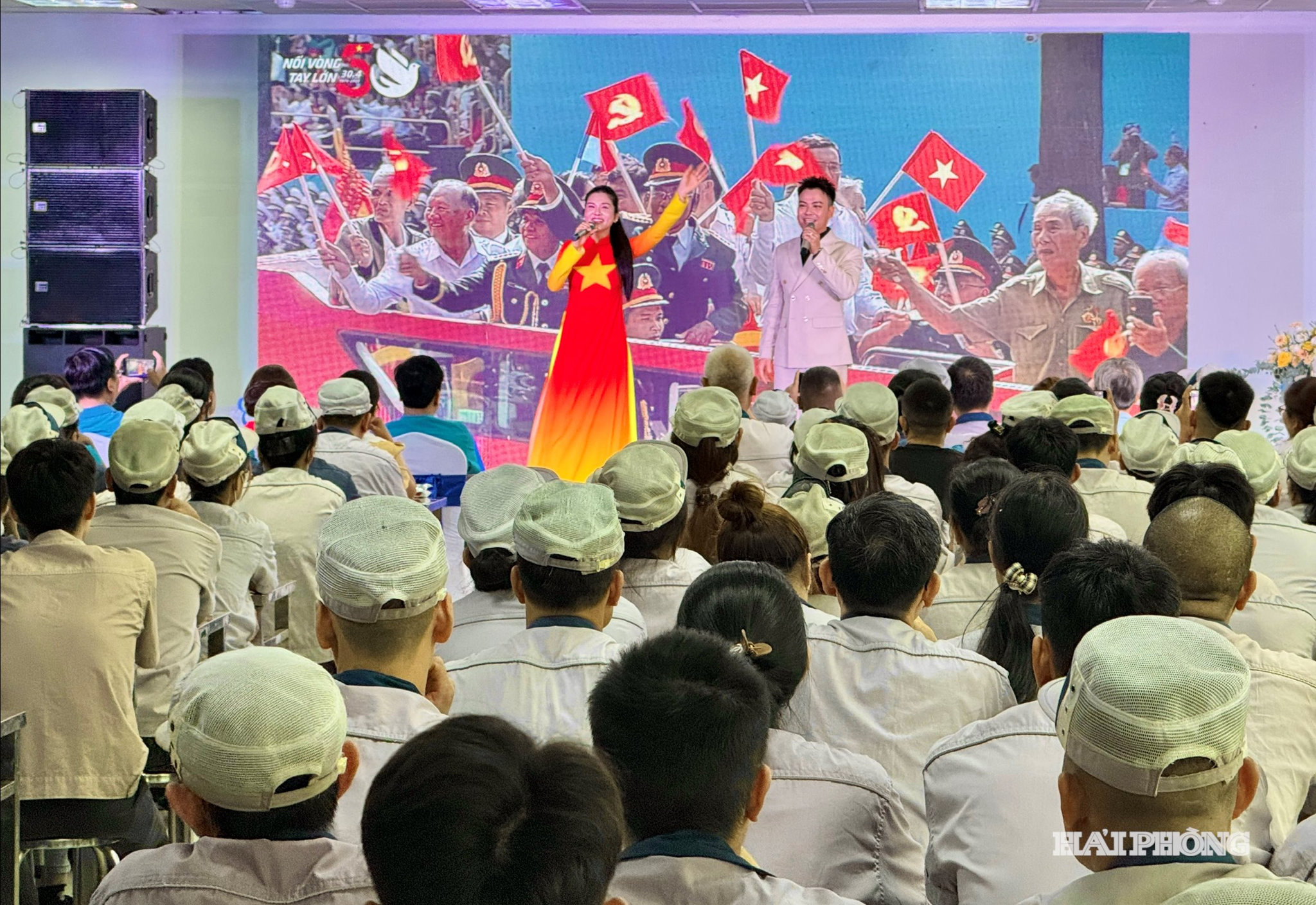 Các tiết mục văn nghệ trong khuôn khổ hội nghị, góp phần làm phong phú đời sống văn hóa, tinh thần người lao động khu công nghiệp.