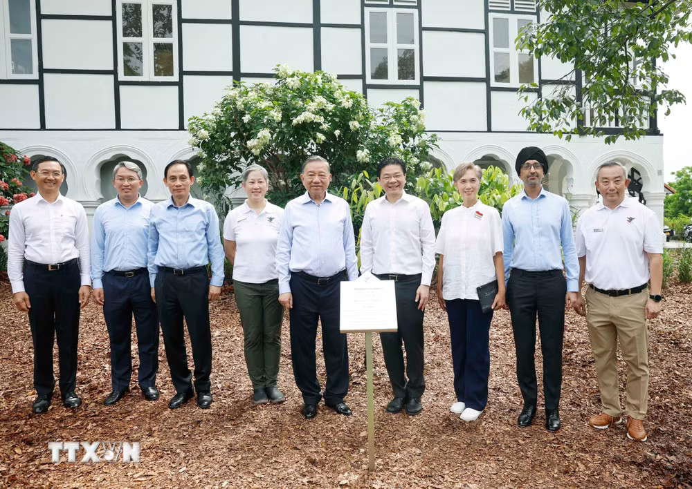 Tổng Bí thư, Chủ tịch nước Tô Lâm và Thủ tướng Singapore Lawrence Wong và các đại biểu. (Ảnh: Thống Nhất/TTXVN) ttxvn-tong-bi-thu-chu-tich-nuoc-va-thu-tuong-singapore-du-le-trong-cay-3005-1.jpg