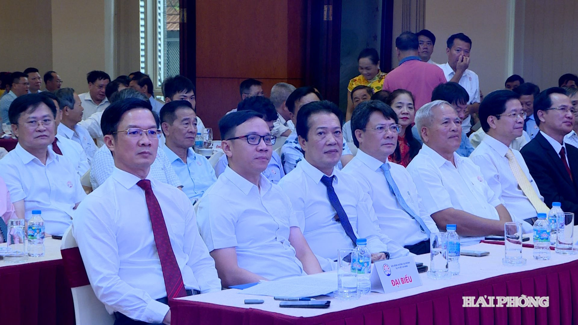 Đồng chí Phạm Văn Lập, Phó bí thư Thành uỷ, Chủ tịch Uỷ ban Mặt trận Tổ quốc Việt Nam thành phố cùng các đại biểu dự đại hội.