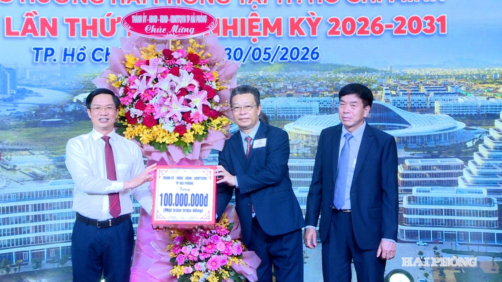 Thành uỷ, HĐND, UBND, Uỷ ban MTTQ Việt Nam thành phố Hải Phòng tặng Hội đồng hương Hải Phòng tại thành phố Hồ Chí Minh 100 triệu đồng,