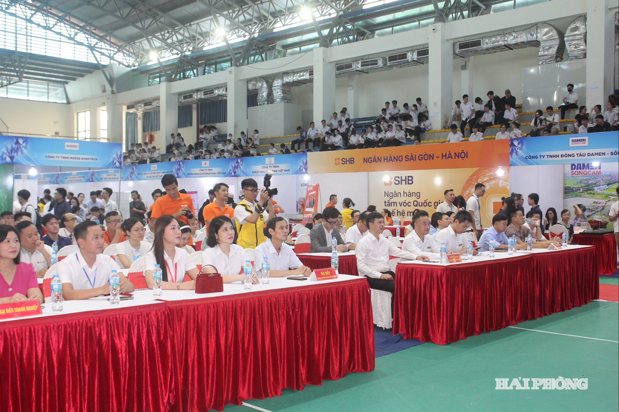 Các doanh nghiệp, sinh viên tham gia Ngày hội việc làm