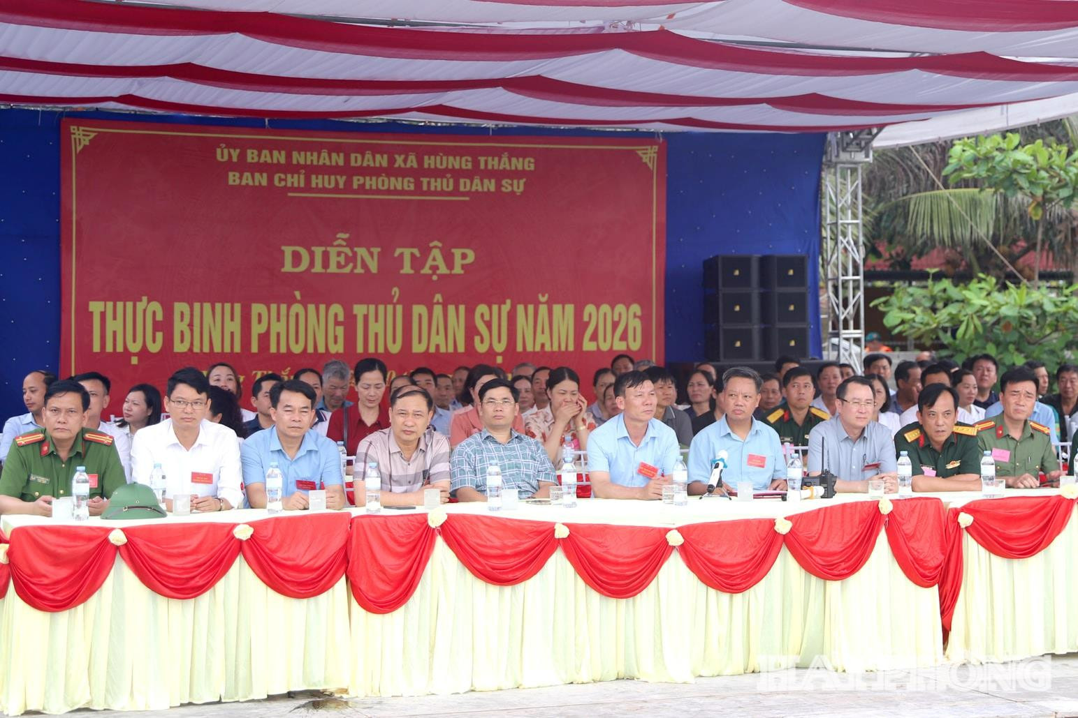 Các đại biểu theo dõi nội dung diễn tập thực binh. 