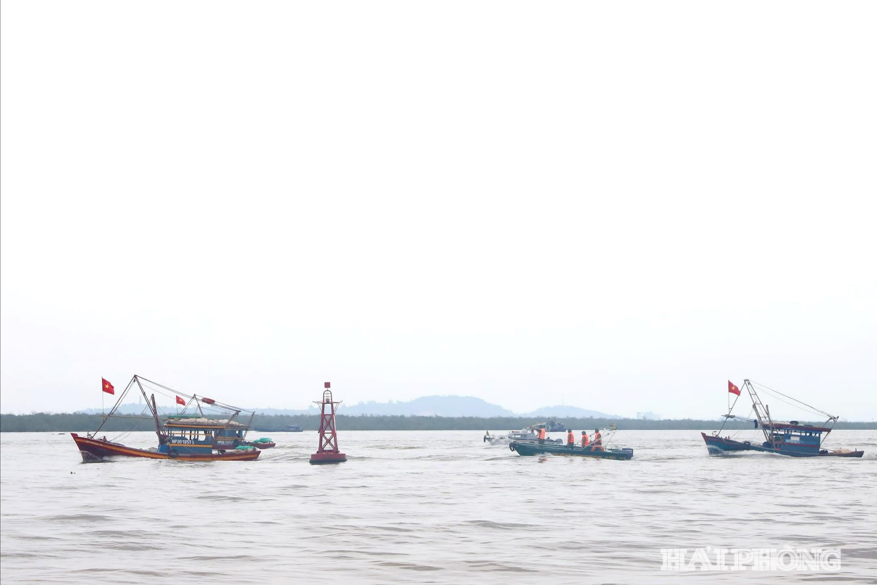 Tình huống keo gọi tàu thuyền vào nơi tránh trú an toàn trong phần diễn tập thực binh.