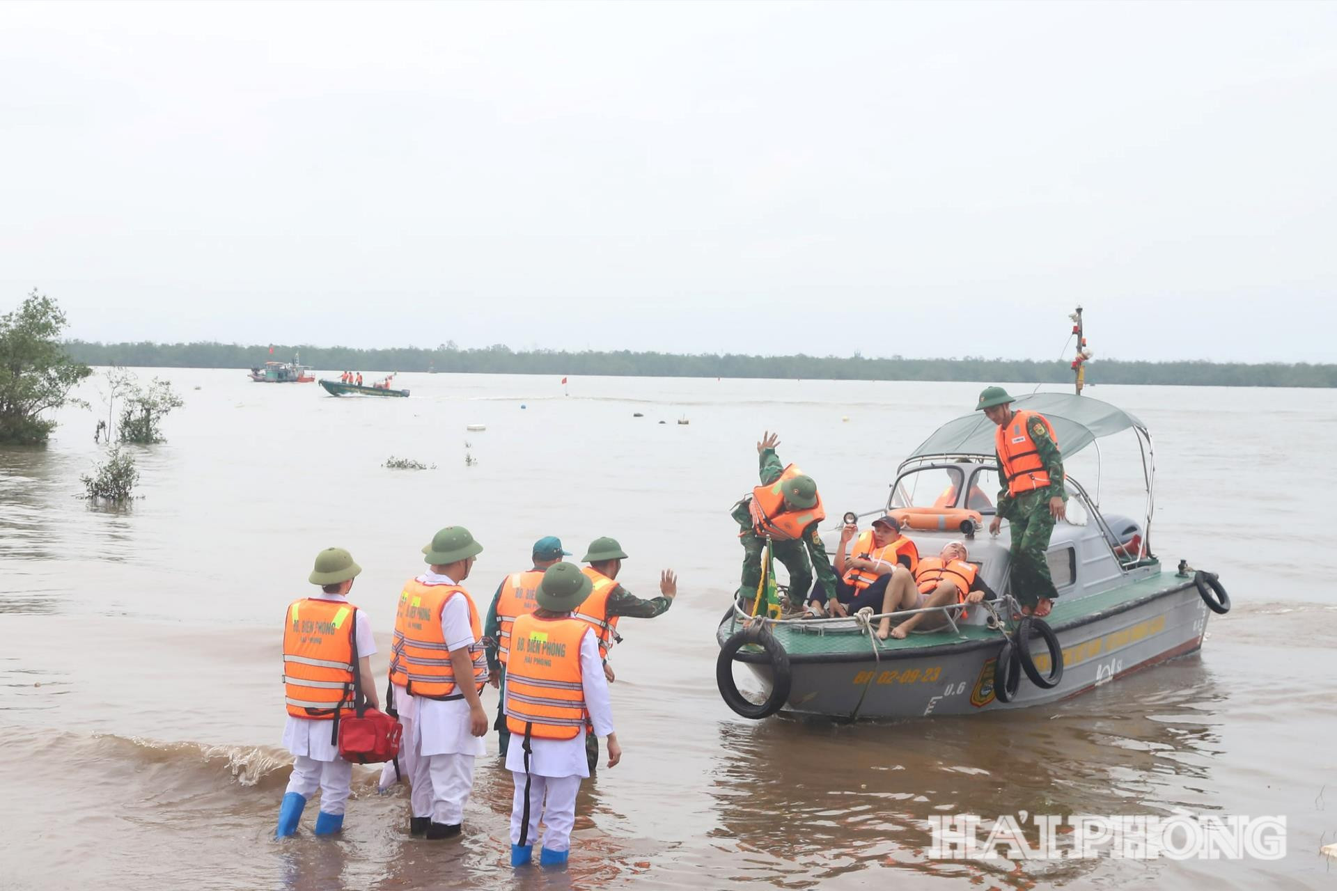 Lực lượng cứu hộ đưa người bị nạn vào bờ theo tình huống diễn tập.