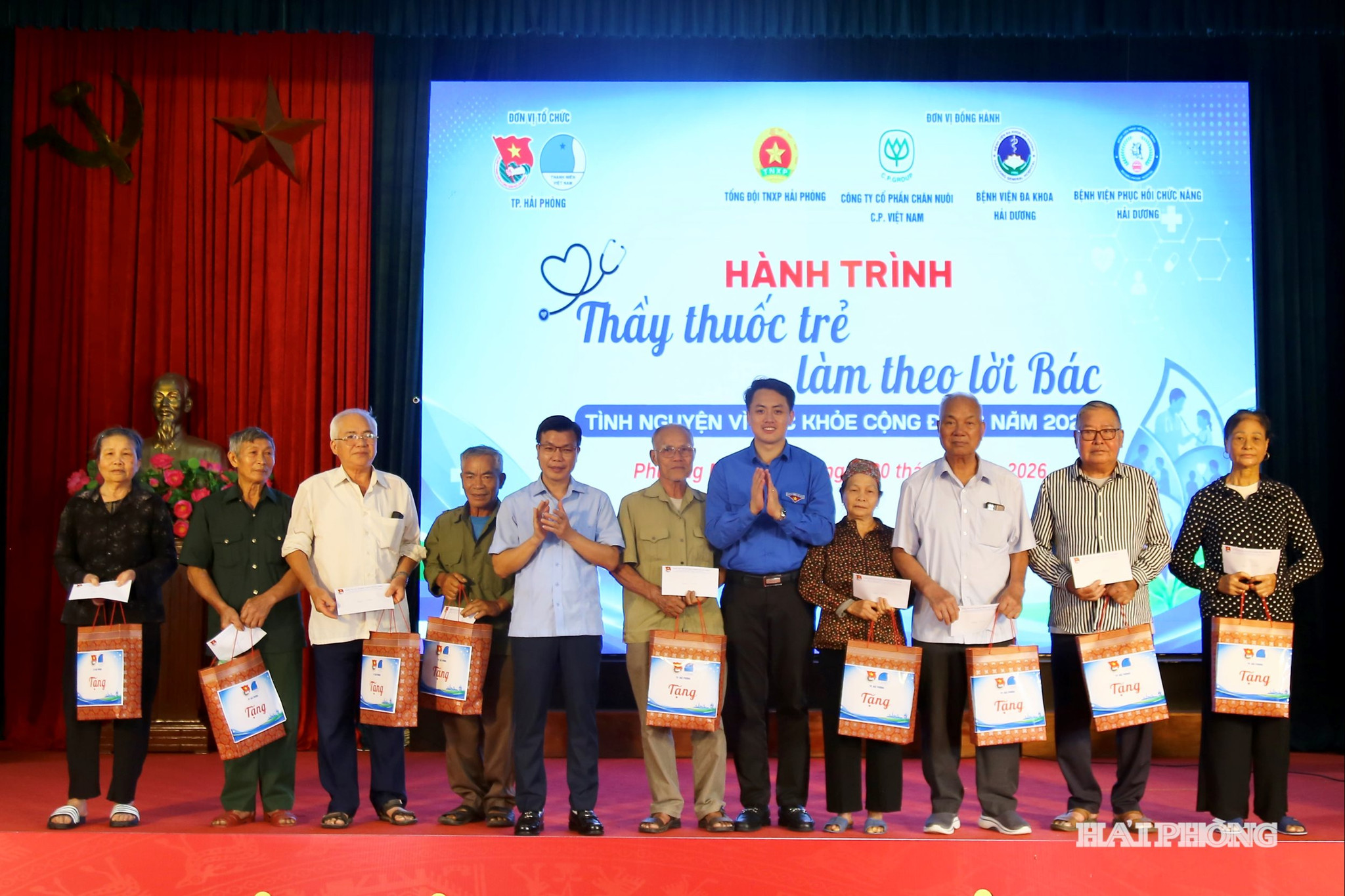 Sáng 30/5, Thành đoàn Hải Phòng, Hội Liên hiệp Thanh niên Việt Nam thành phố tổ chức Hành trình “Thầy thuốc trẻ làm theo lời Bác, tình nguyện vì sức khỏe cộng đồng năm 2026” tại phường Nguyễn Trãi.