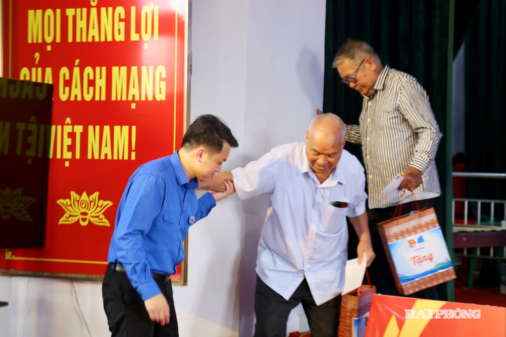 thay-thuoc-tre-lam-theo-loi-bac1.jpg