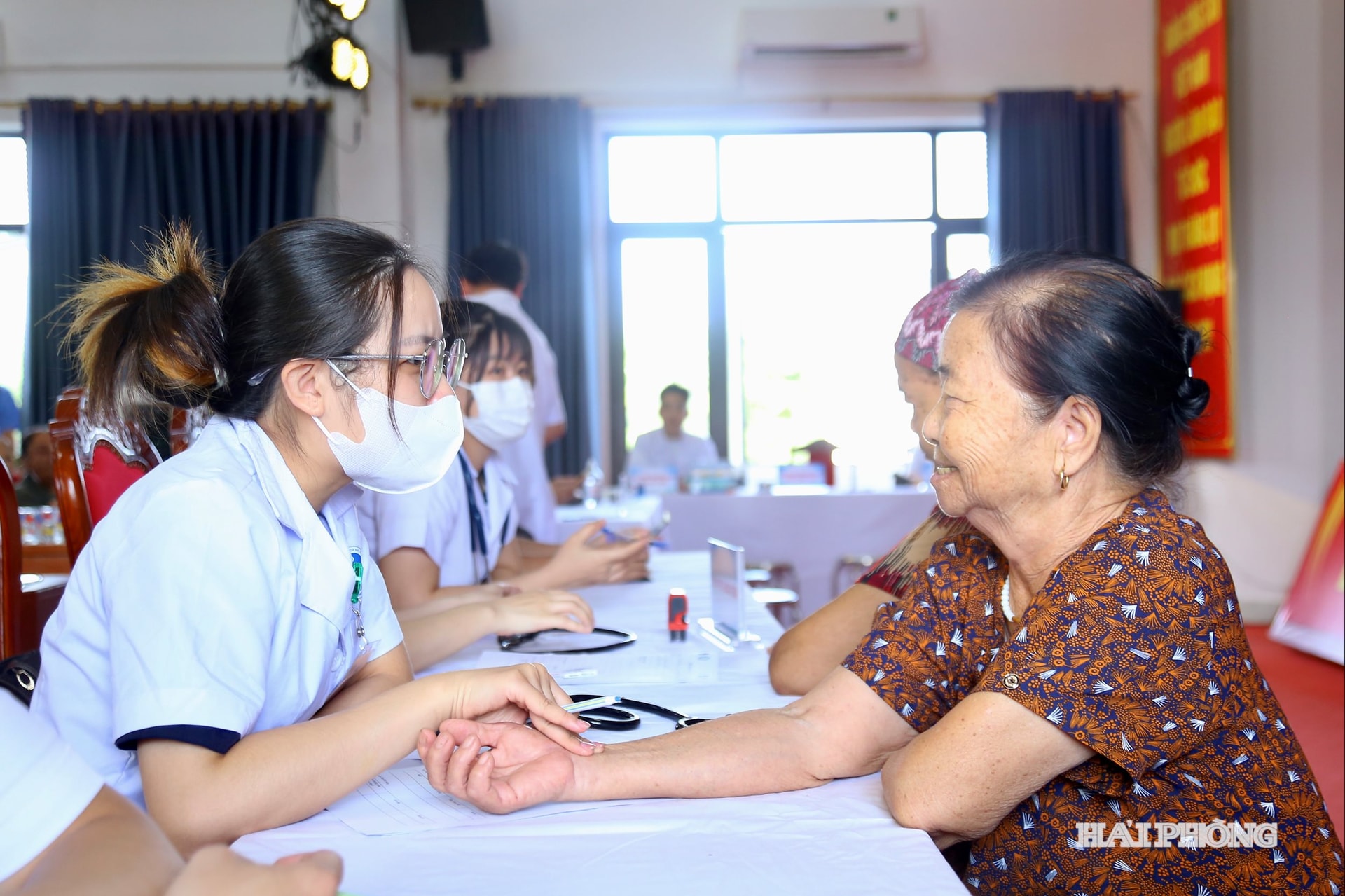 Trong khuôn khổ chương trình, đội ngũ y, bác sĩ tình nguyện đến từ Bệnh viện Đa khoa Hải Dương, Bệnh viện Phục hồi chức năng Hải Dương tổ chức khám, tư vấn sức khỏe và cấp phát thuốc miễn phí cho 150 người cao tuổi, người có hoàn cảnh khó khăn, thương bệnh binh, người có công và các gia đình chính sách trên địa bàn.