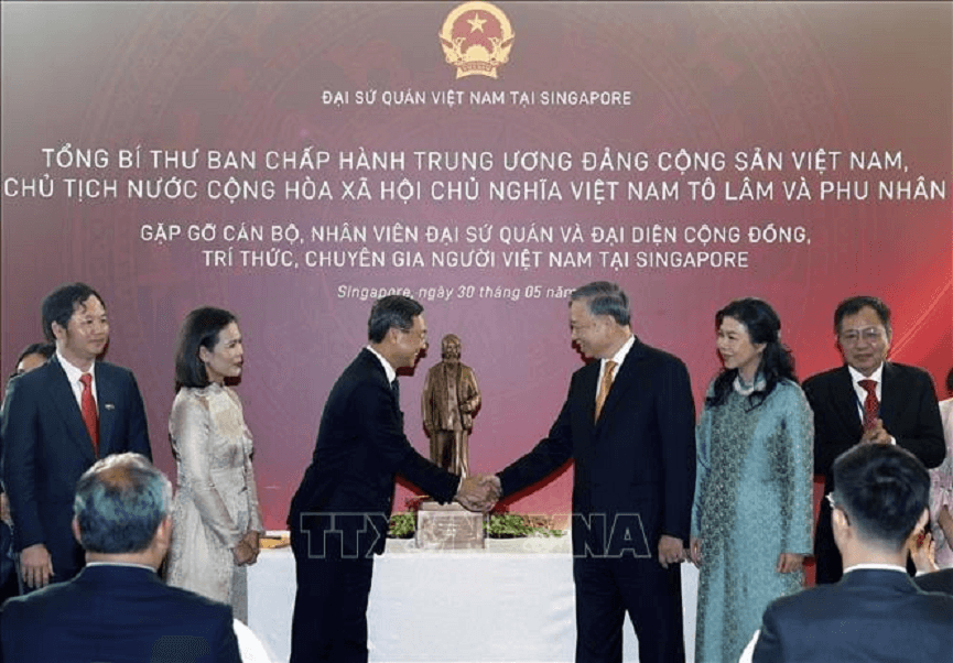 tong-bi-thu-gap-kieu-bao-04.png