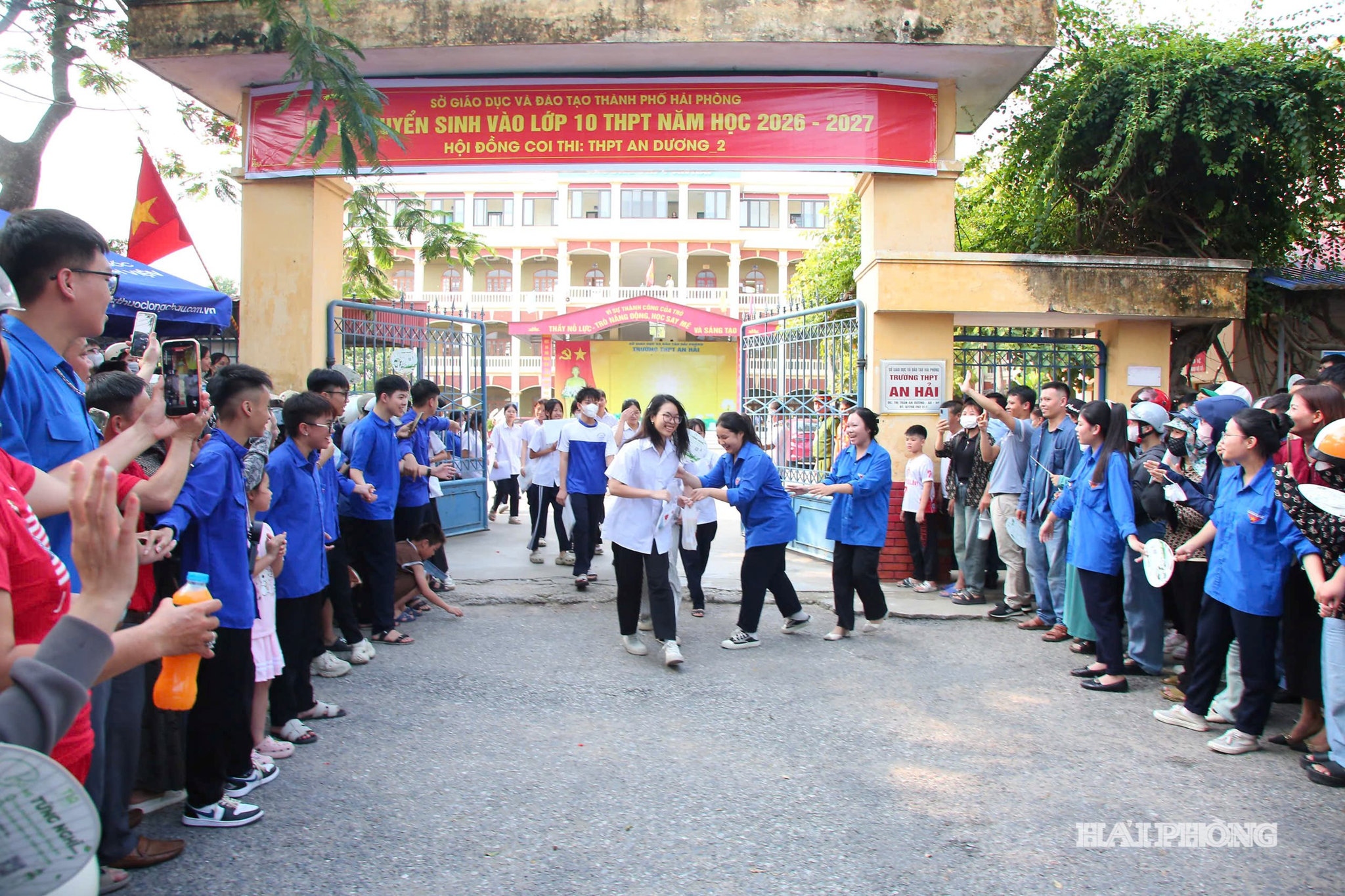 Những thí sinh đầu tiên ra khỏi điểm thi Trường THPT An Hải hoàn thành môn thi Ngọa ngữ