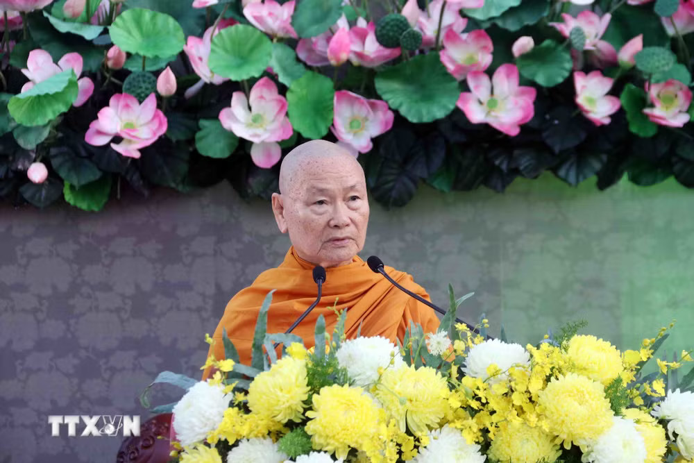 Trưởng lão Hòa thượng Thích Viên Minh, Phó Pháp chủ Giáo hội Phật giáo Việt Nam tuyên độc Thông điệp Đại lễ Phật đản Phật lịch 2570 của Đại lão Hòa thượng Thích Trí Quảng, Pháp chủ Giáo hội Phật giáo Việt Nam. (Ảnh: Xuân Khu/TTXVN) ttxvn-15.png
