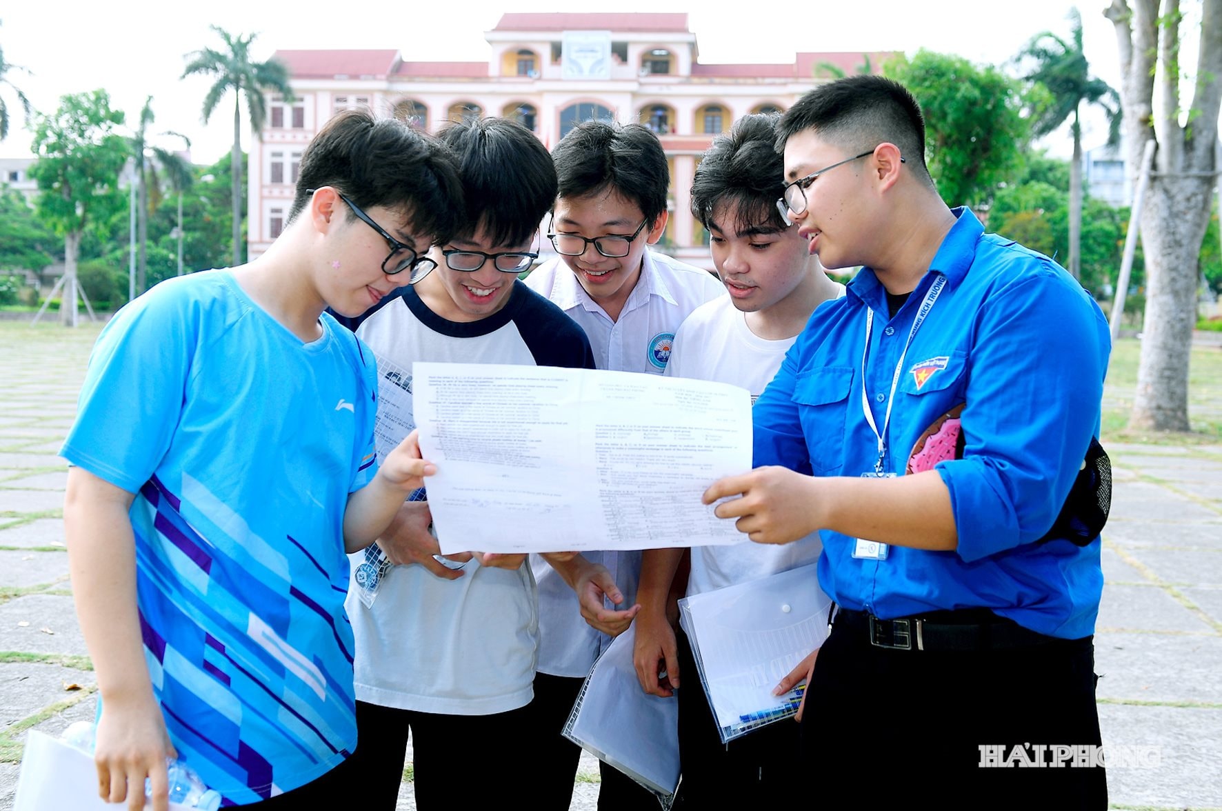 Một số thí sinh tại điểm thi Trường THPT Chuyên Nguyễn Trãi nán lại trao đổi đề thi môn ngoại ngữ. Ảnh: THÀNH CHUNG