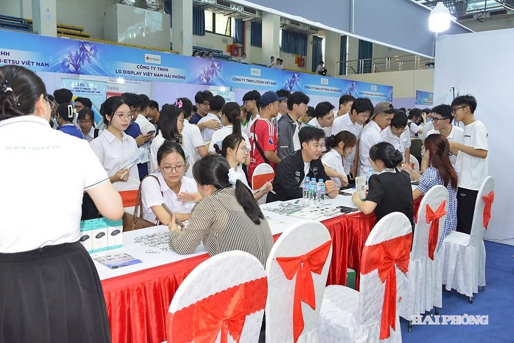 Các doanh nghiệp phỏng vấn sinh viên Trường Đại học Hàng hải Việt Nam