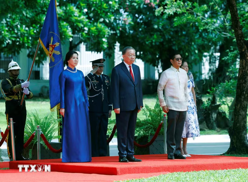 Tổng Bí thư, Chủ tịch nước Tô Lâm và Phu nhân cùng Tổng thống Philippines Ferdinand Romualdez Marcos Jr. và Phu nhân trên bục danh dự, nghe Quân nhạc cử Quốc thiều hai nước. (Ảnh: Thống Nhất/TTXVN)