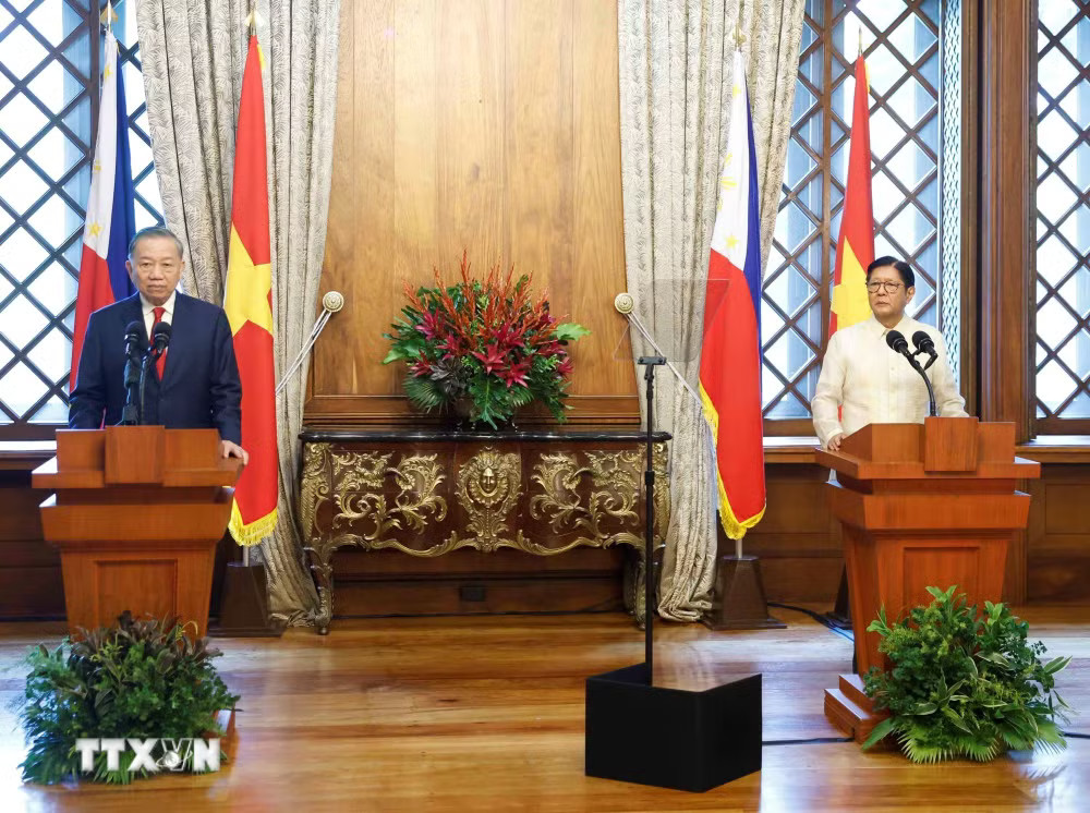 Tổng Bí thư, Chủ tịch nước Tô Lâm và Tổng thống Philippines Ferdinand Romualdez Marcos Jr. tại cuộc gặp gỡ báo chí, thông báo kết quả hội đàm. (Ảnh: Thống Nhất/TTXVN) ttxvn-tong-bi-thu-chu-tich-nuoc-to-lam-va-tong-thong-philippines-gap-go-bao-chi-0106-2.jpg