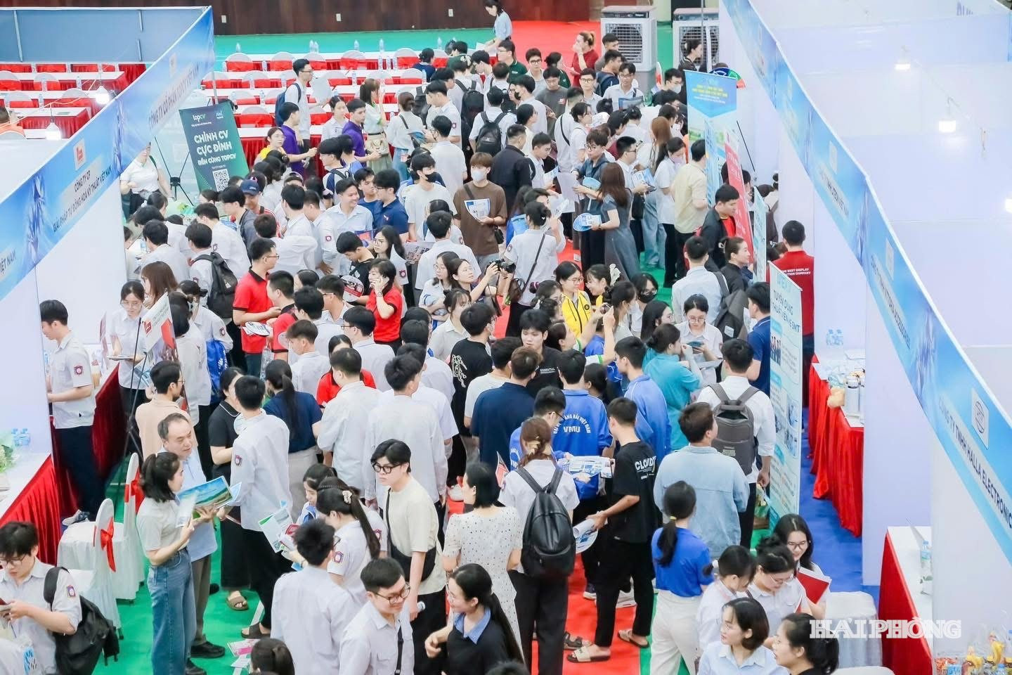 Sinh viên Trường Đại học Hàng hải Việt Nam tham gia Ngày hội việc làm ngày 30/5 vừa qua