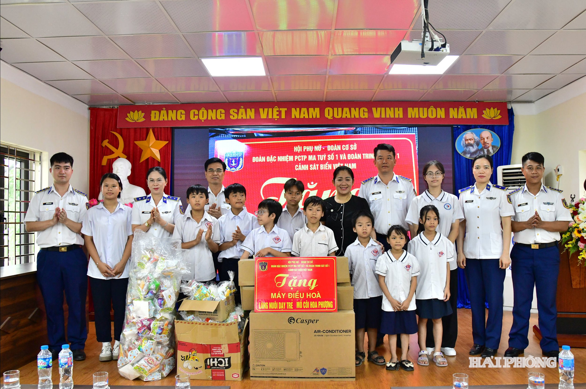 2 đơn vị trao quà tặng Làng nuôi dạy trẻ mồ côi Hoa Phượng