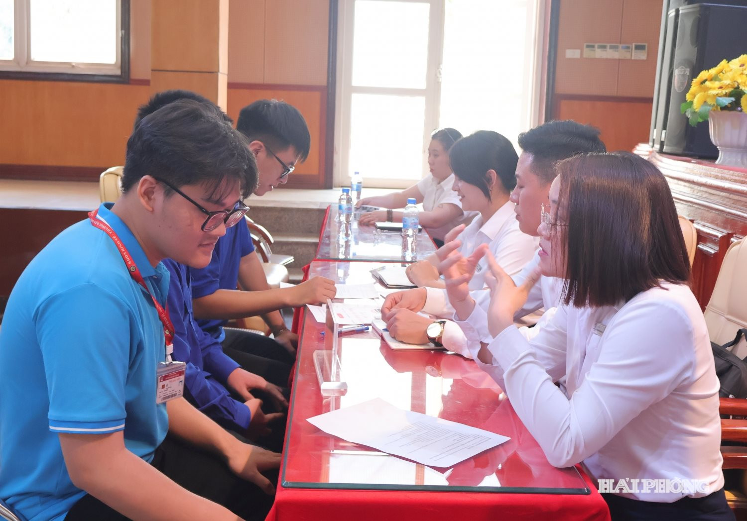Sinh viên Trường Đại học Sao Đỏ trao đổi với doanh nghiệp về cơ hội việc làm