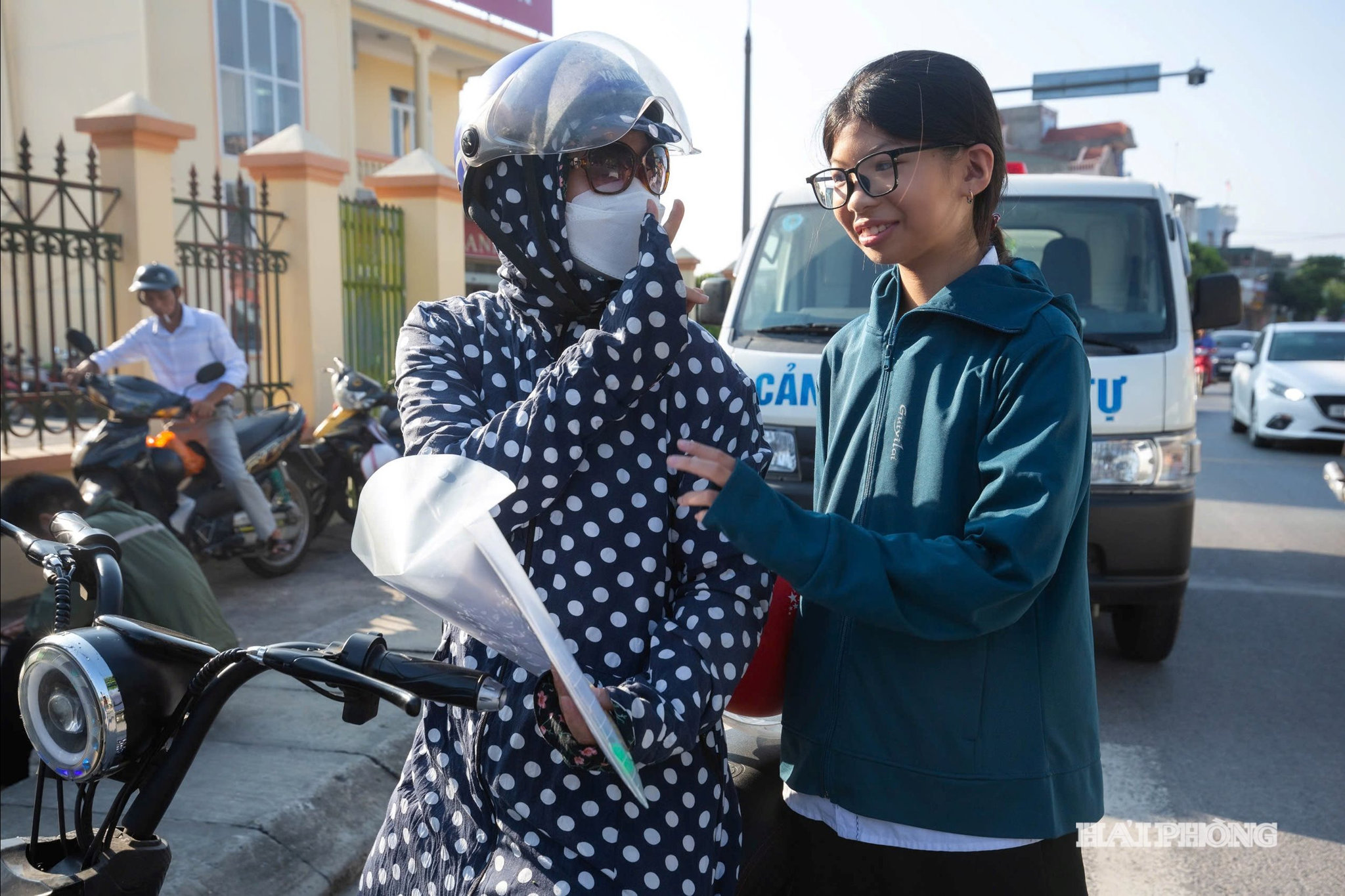 Phụ huynh động viên thí sinh trước giờ bước vào điểm thi trong ngày thi thứ hai của kỳ tuyển sinh lớp 10.