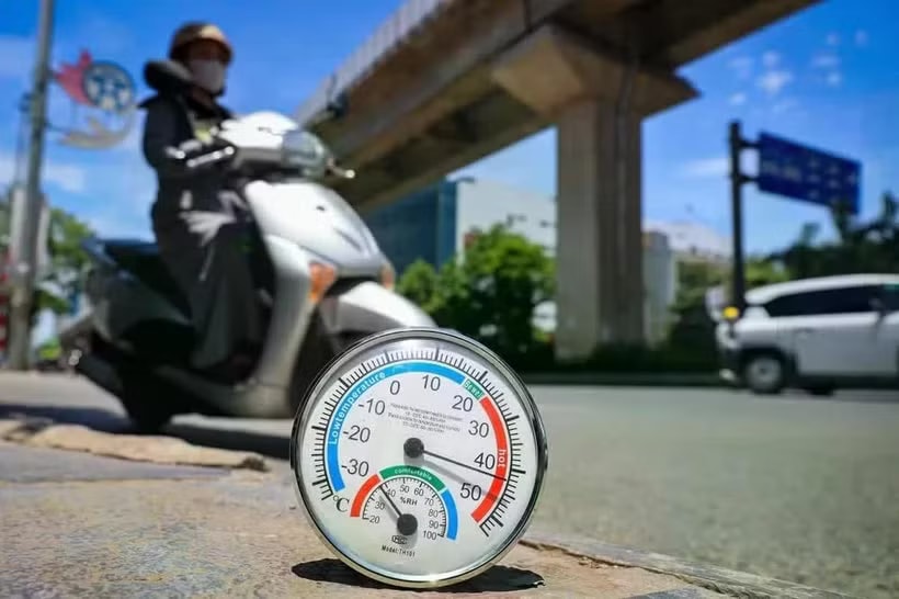 Buổi trưa ngày 24/5, nhiệt độ ngoài đường đo được đạt ngưỡng trên 40 độ C. (Ảnh: Hoài Nam/Vietnam+)