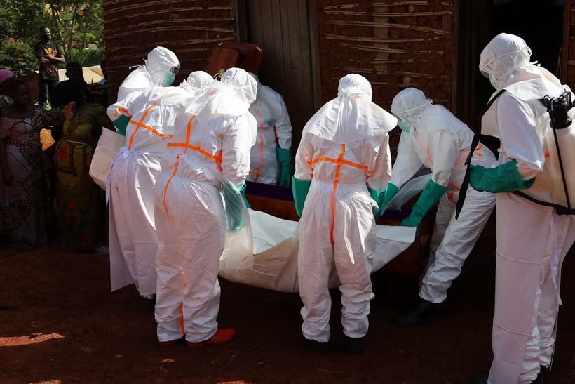 Nhân viên y tế chuyển thi thể bệnh nhân Ebola tại Mongbwalu, tỉnh Ituri, CHDC Congo. (Ảnh: THX/TTXVN)