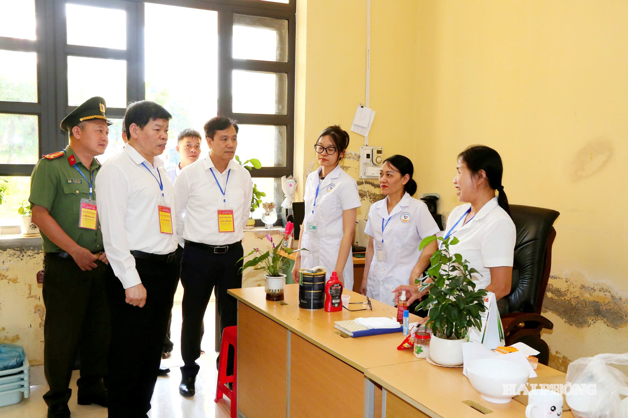 Sáng 1/6, đồng chí Lương Văn Việt, Ủy viên Thành ủy, Giám đốc Sở Giáo dục và Đào tạo kiểm tra tại Hội đồng thi Trường THPT Trần Nguyên Hãn.