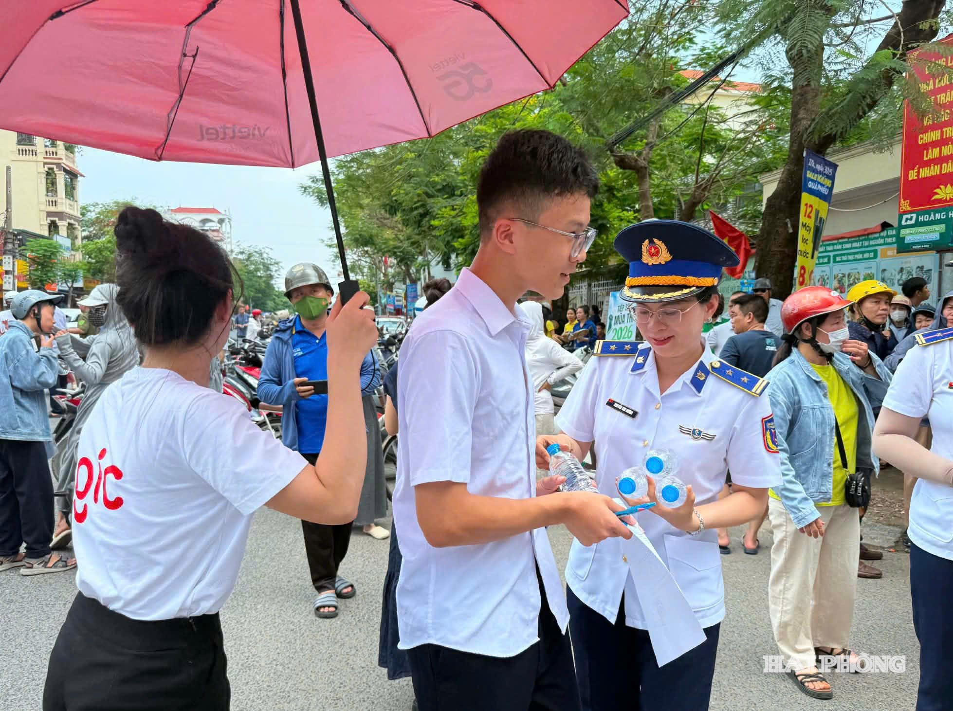 Tặng nước uống động viên sĩ tử trước khi vào phòng thi