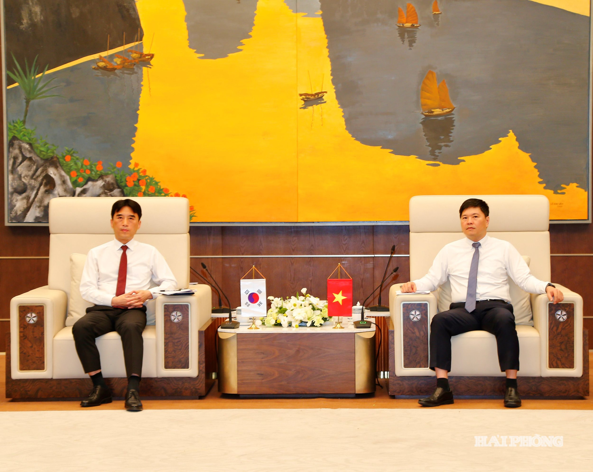 Đồng chí Hoàng Minh Cường, Phó chủ tịch UBND thành phố tiếp và làm việc với Đoàn công tác Đại sứ quán Hàn Quốc.
