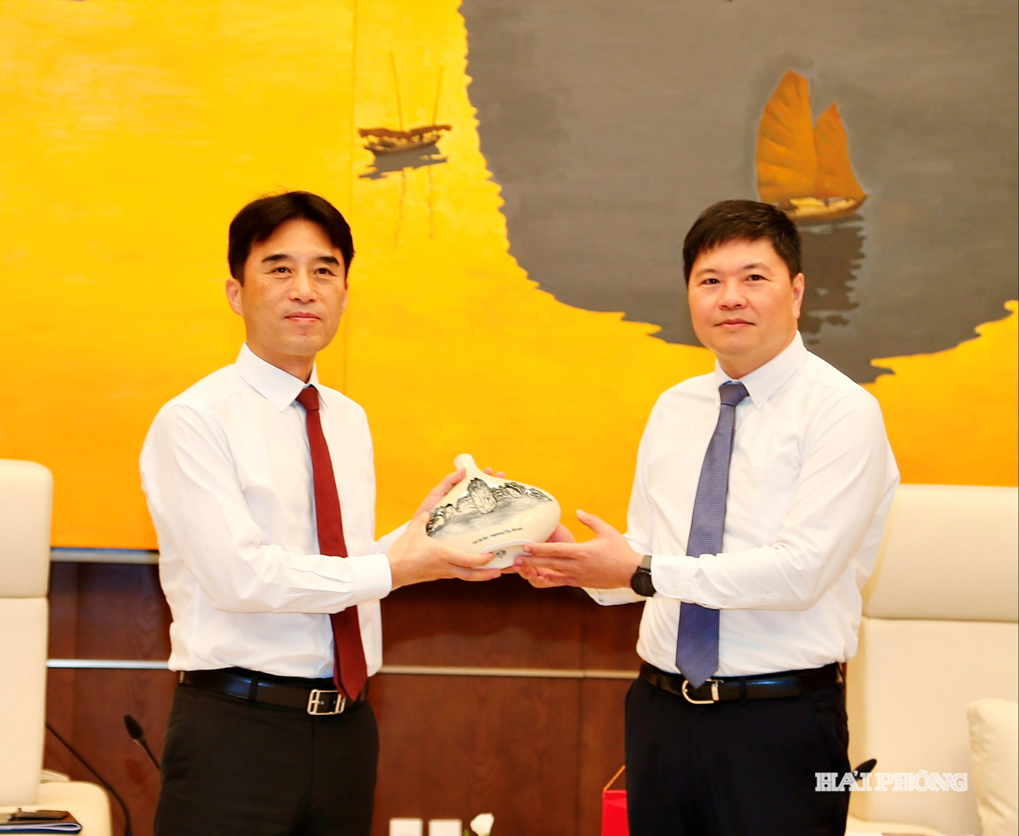 Đồng chí Hoàng Minh Cường, Phó chủ tịch UBND thành phố trao quà lưu niệm tặng Đoàn công tác Đại sứ quán Hàn Quốc.