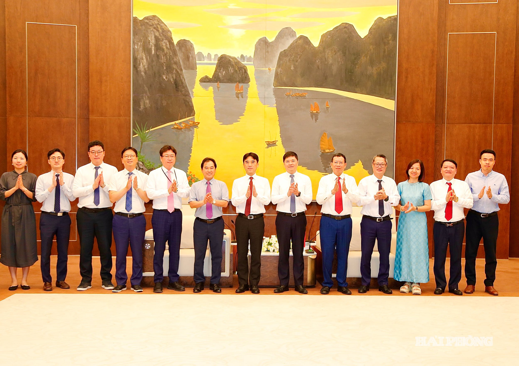 Đồng chí Hoàng Minh Cường, Phó chủ tịch UBND cùng các đại biểu và Đoàn công tác Đại sự quán Hàn Quốc.