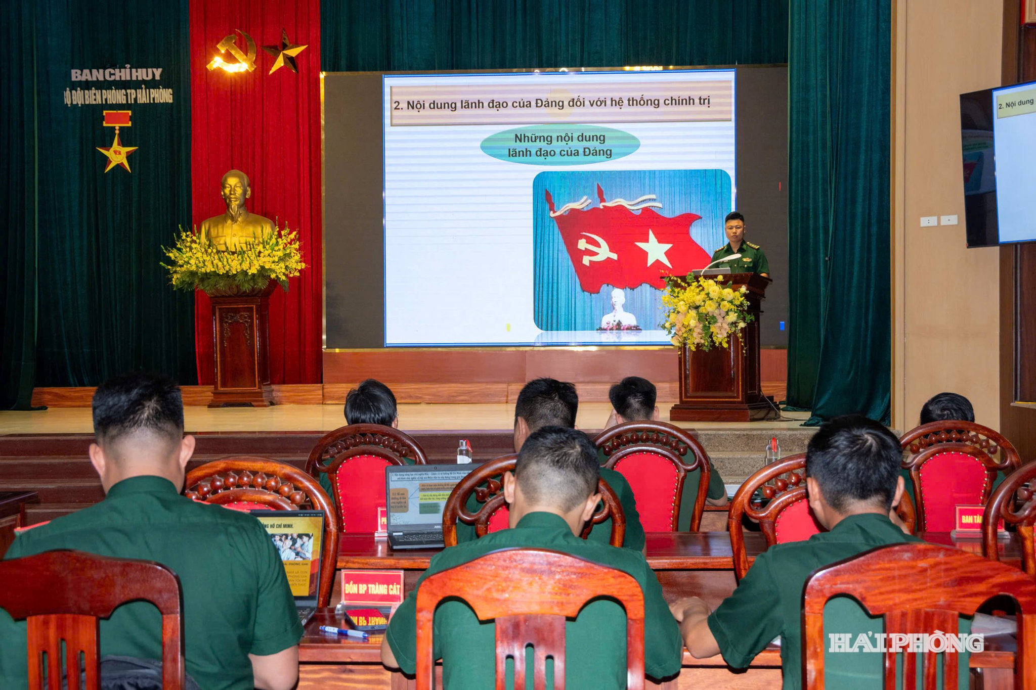 Các đội thể hiện các phần thi