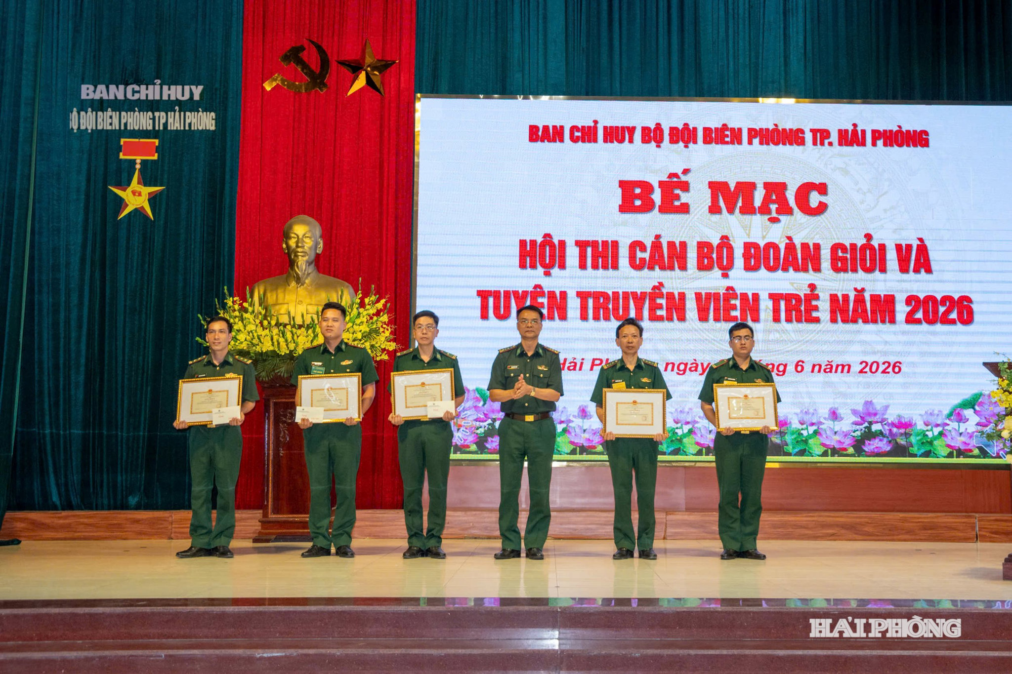 Ban tổ chức trao giải tặng các đội thi và khen thưởng các tập thể, cá nhân