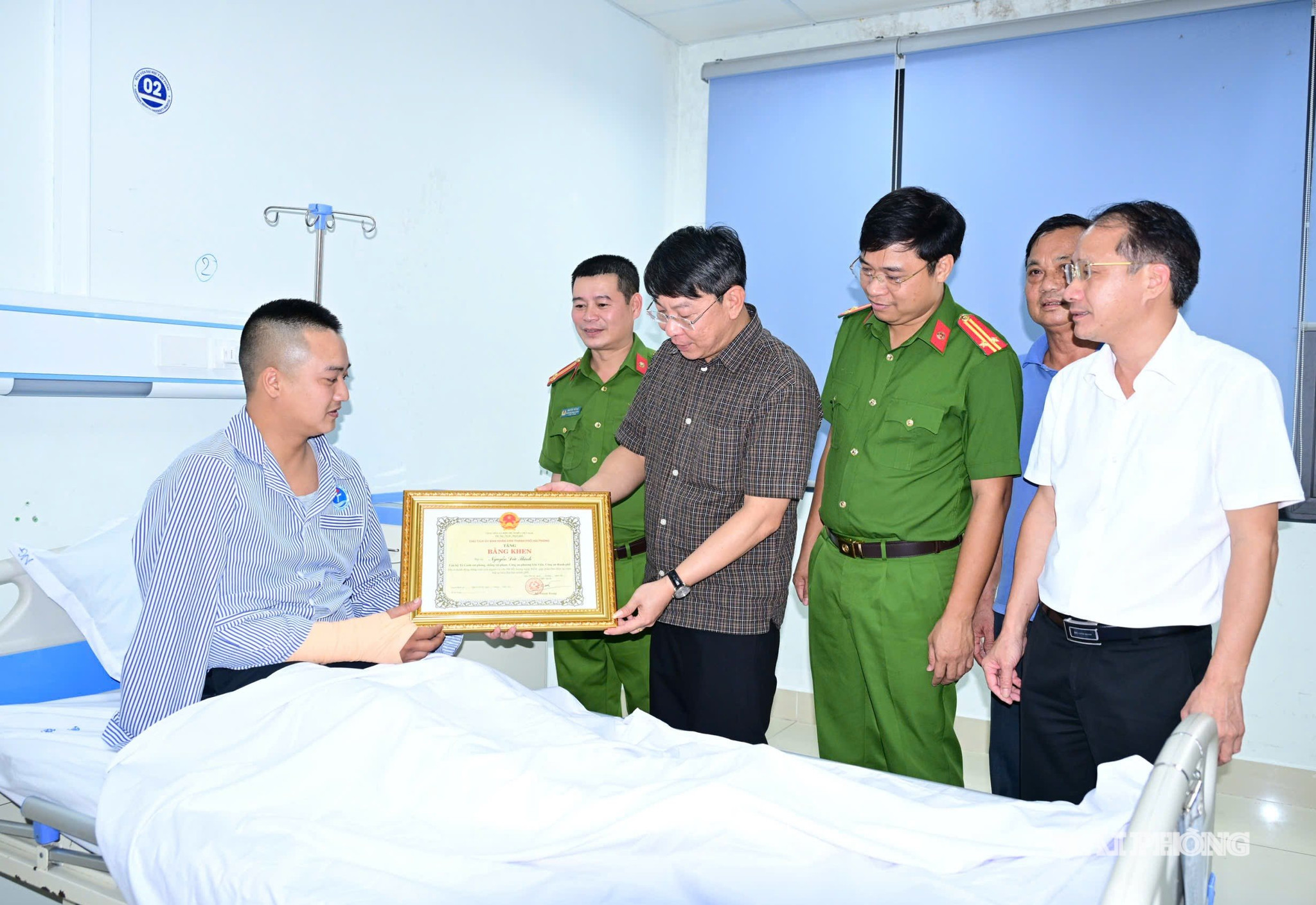 Đồng chí Chu Thanh Lương, Chủ tịch UBND phường Gia Viên trao Bằng khen của Chủ tịch UBND thành phố tặng Đại úy Nguyễn Đức Thịnh.