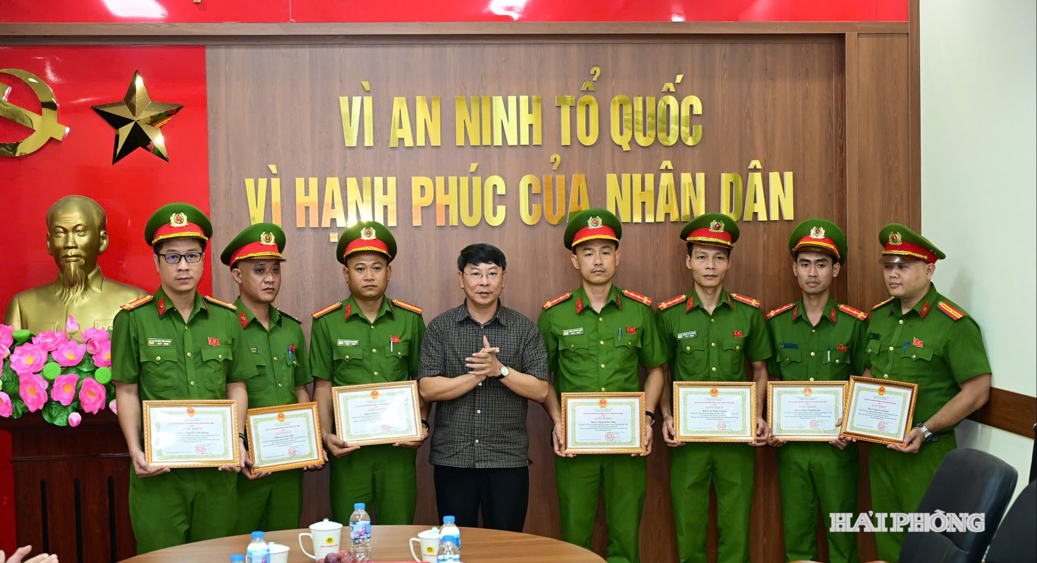 Chủ tịch UBND phường Gia Viên trao giấy khen tặng 7 chiến sĩ công an phường có thành tích đột xuất trong Đợt thi đua đặc biệt “Phát huy truyền thống Anh hùng – 95 ngày thi đua lập công vì bình yên thành phố Cảng”.