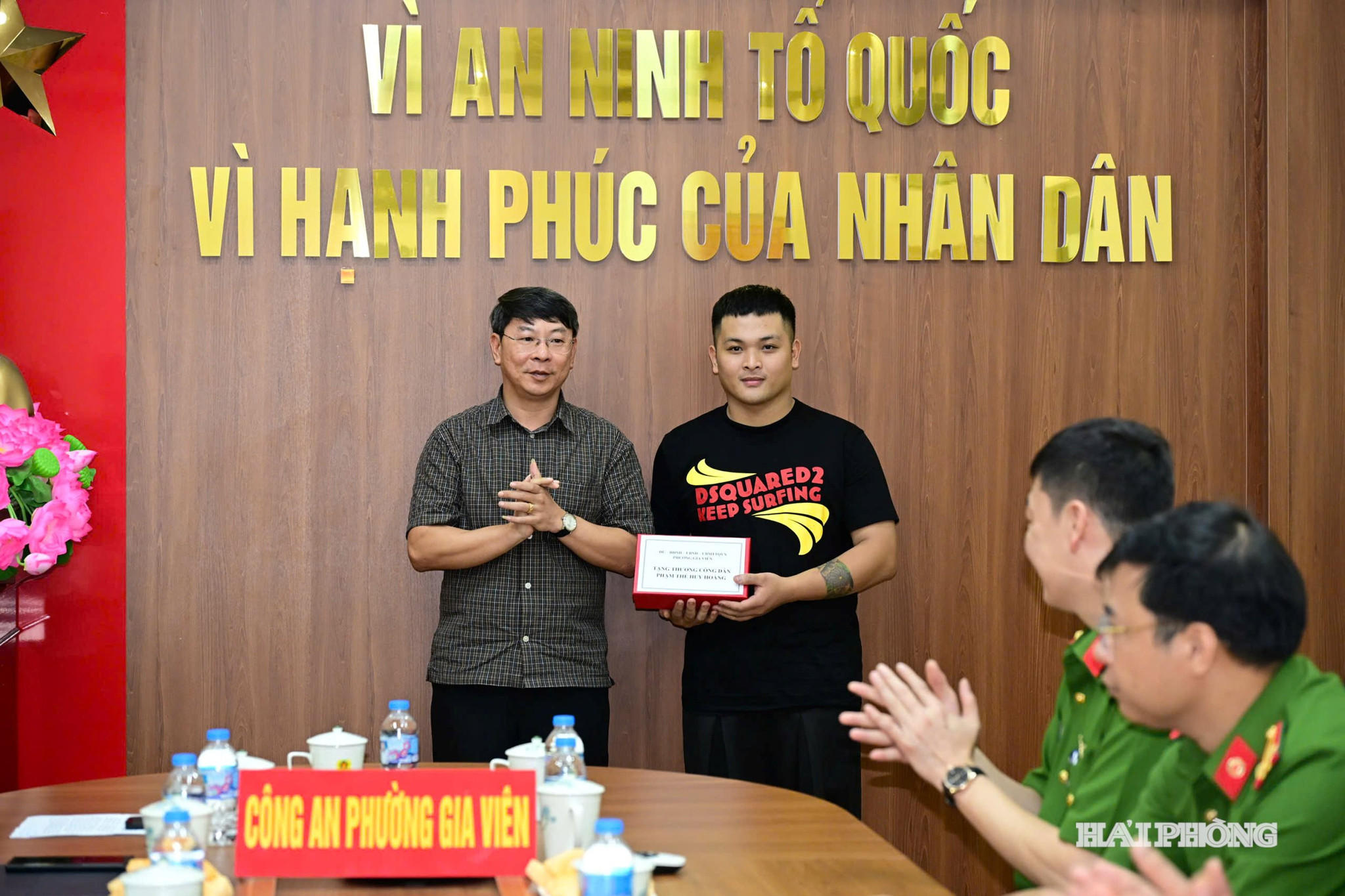 Chủ tịch UBND phường Gia Viên trao quà động viên và biểu dương tinh thần dũng cảm của anh Phạm Thế Huy Hoàng.