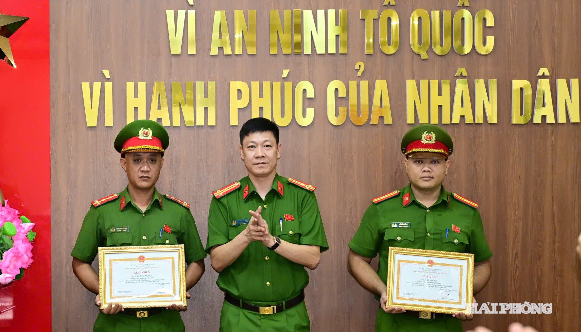 Trưởng Công an phường Gia Viên trao giấy khen của Công an thành phố tặng Đại úy Lê Xuân Trường và Thiếu tá Lê Đức Bình dũng cảm cứu người và vây bắt đối tượng nguy hiểm.