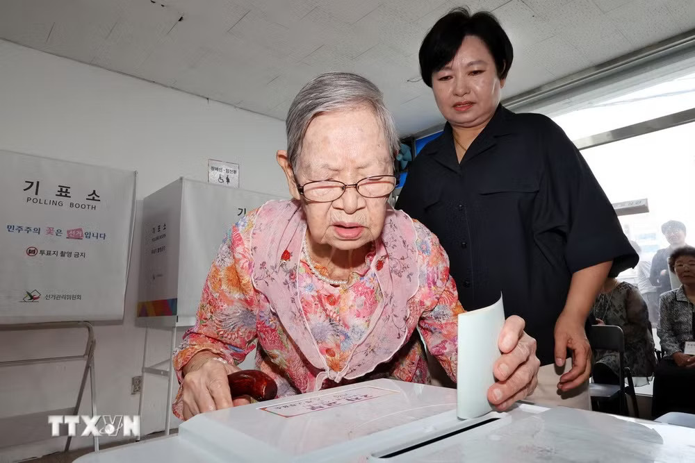 Cử tri bỏ phiếu trong cuộc bầu cử địa phương tại điểm bầu cử ở thành phố Gwangju, Hàn Quốc. (Ảnh: Yonhap/TTXVN) ttxvn-bau-cu-han-quoc2.jpg
