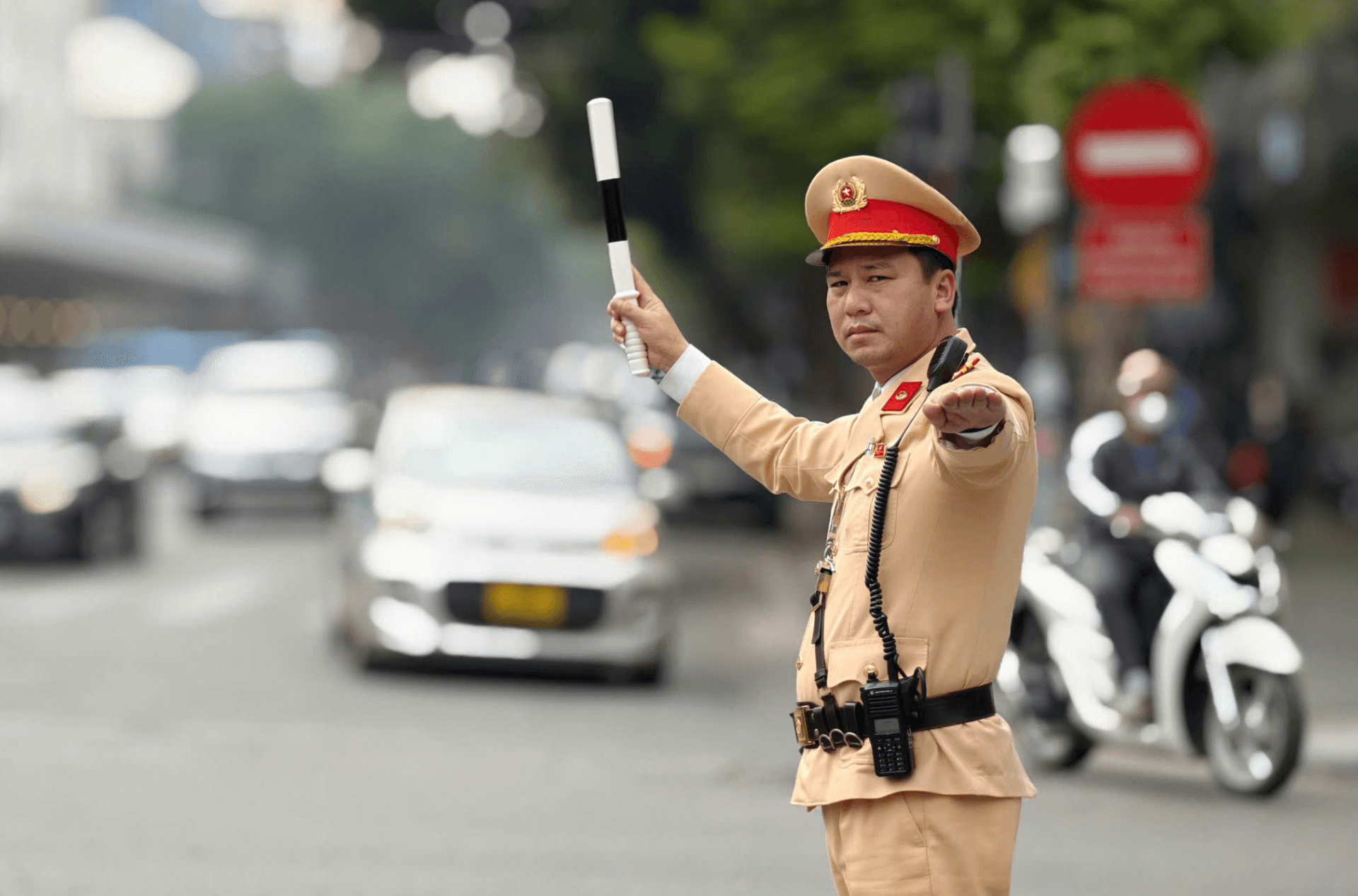Công an thành phố Hà Nội tổ chức phân luồng từ xa, hướng dẫn các phương tiện di chuyển.