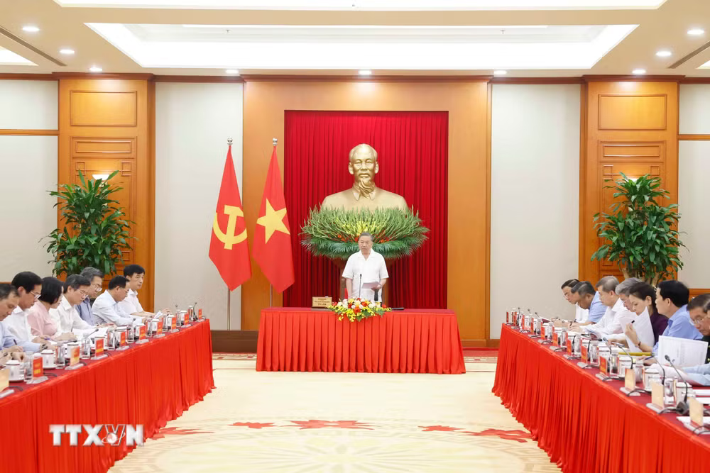 tong-bi-thu-lam-viec-ban-to-chuc-02.png